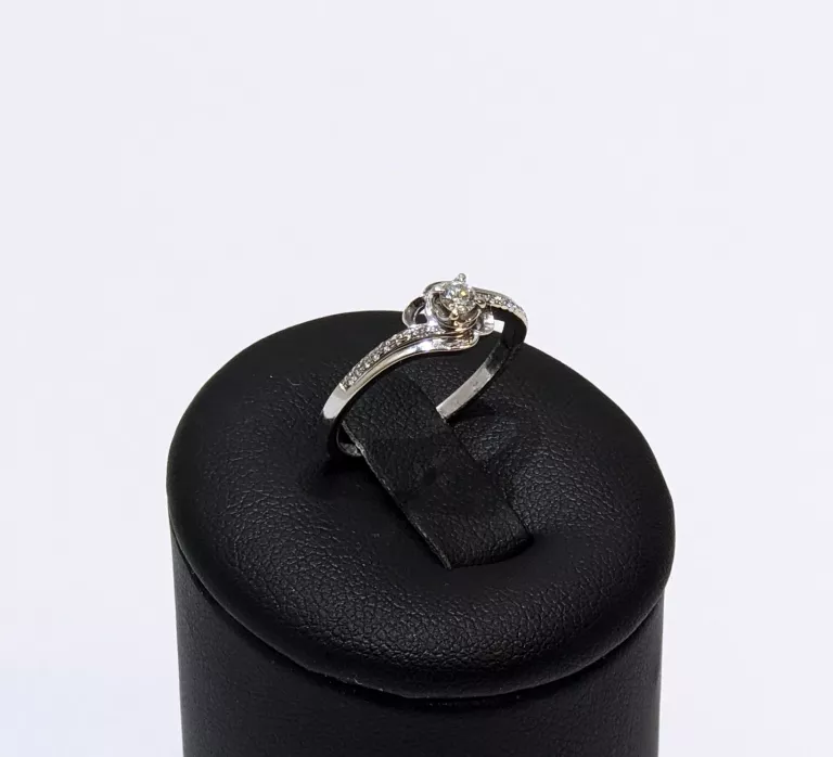 PIERŚCIONEK Z BRYLANTAMI BIAŁE ZŁOTO PR.585 R.13 0,22CT