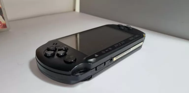 konsola-psp-etui-ladowarka-gra-pudelko-product-id-ba1e34f8-c27f-4927-aaa3-c2456330fbad