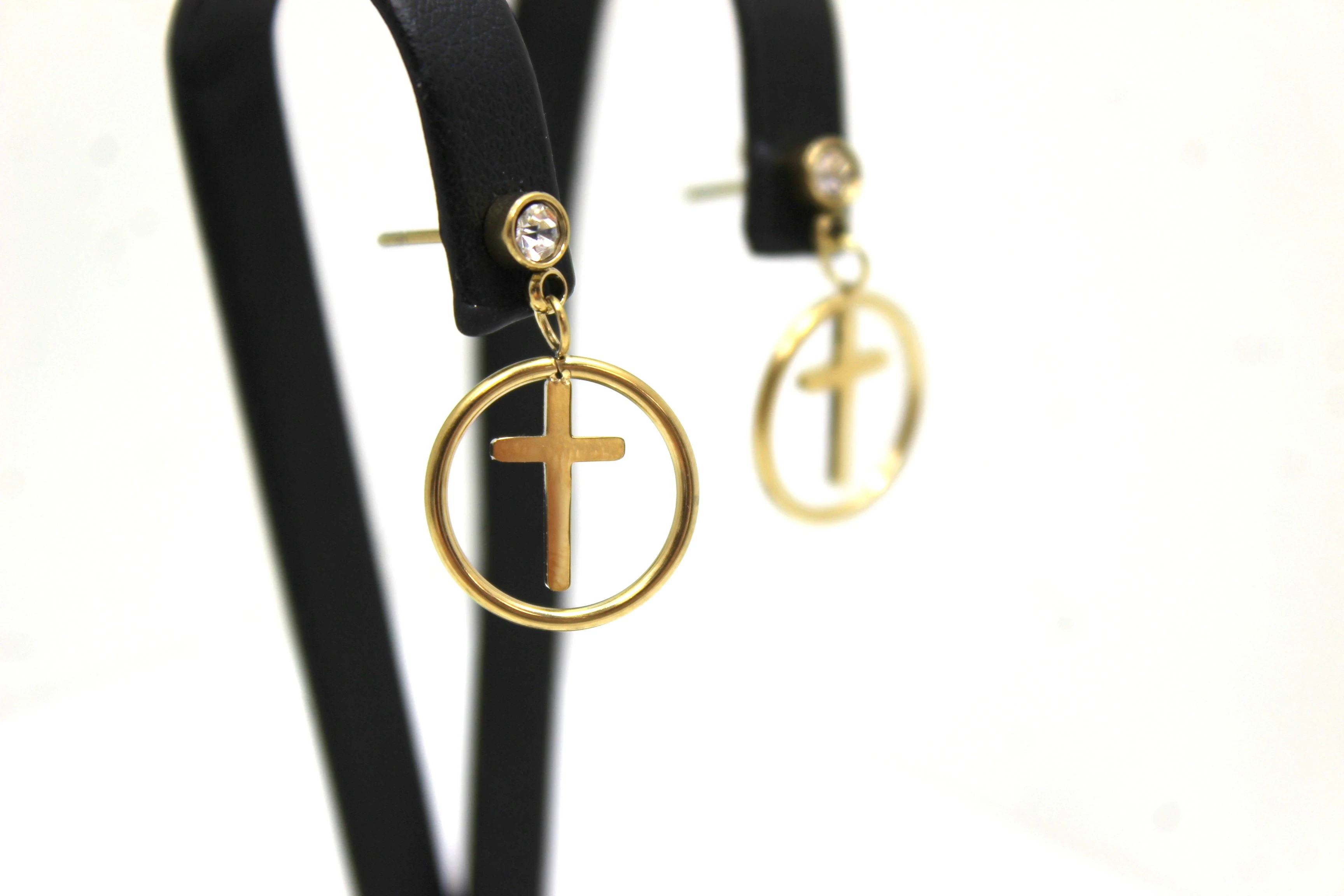 kolczyki-ze-stali-pozlacanej-krzyz-z-cyrkonia-material-15835-256