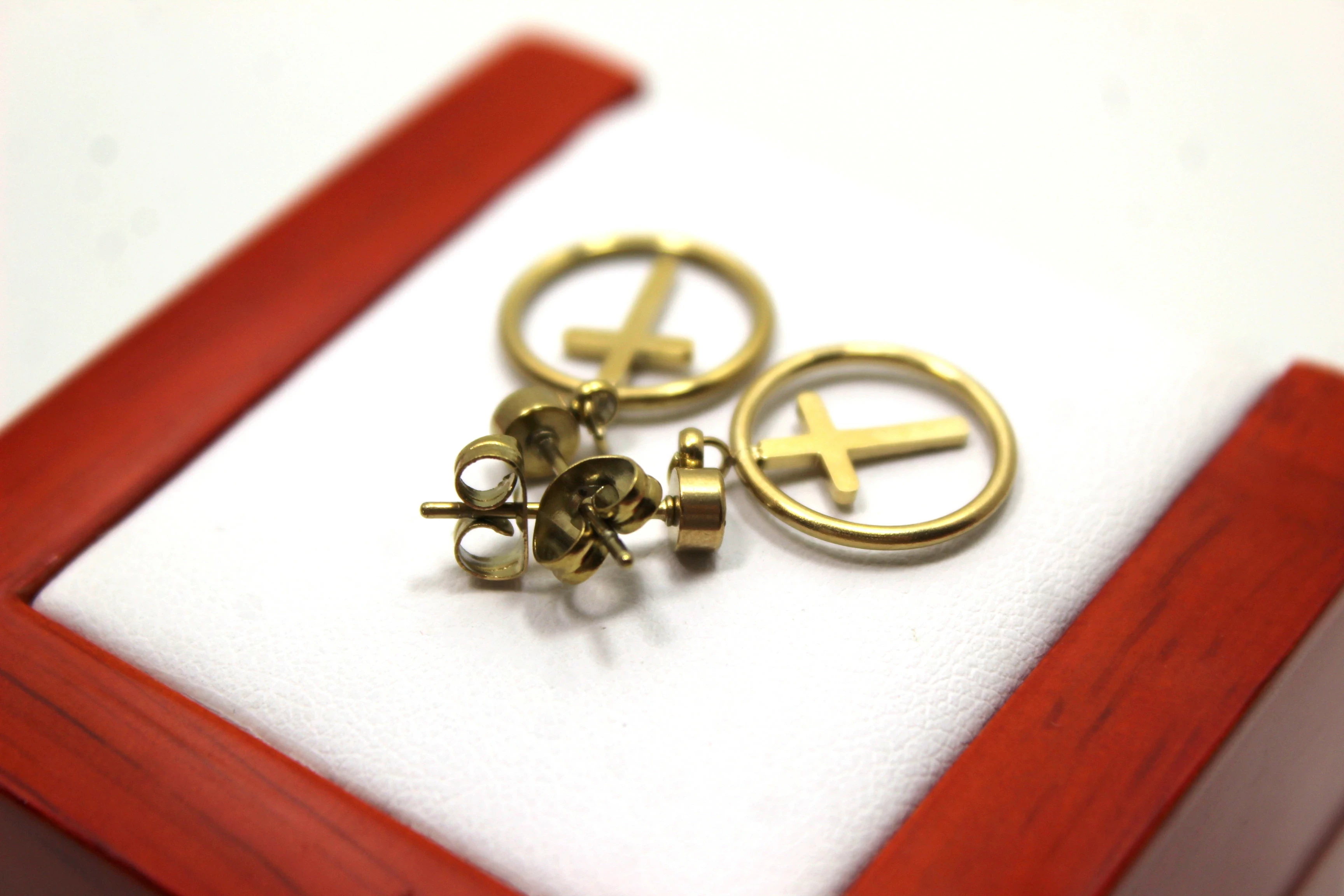 kolczyki-ze-stali-pozlacanej-krzyz-z-cyrkonia-motyw-129129-11