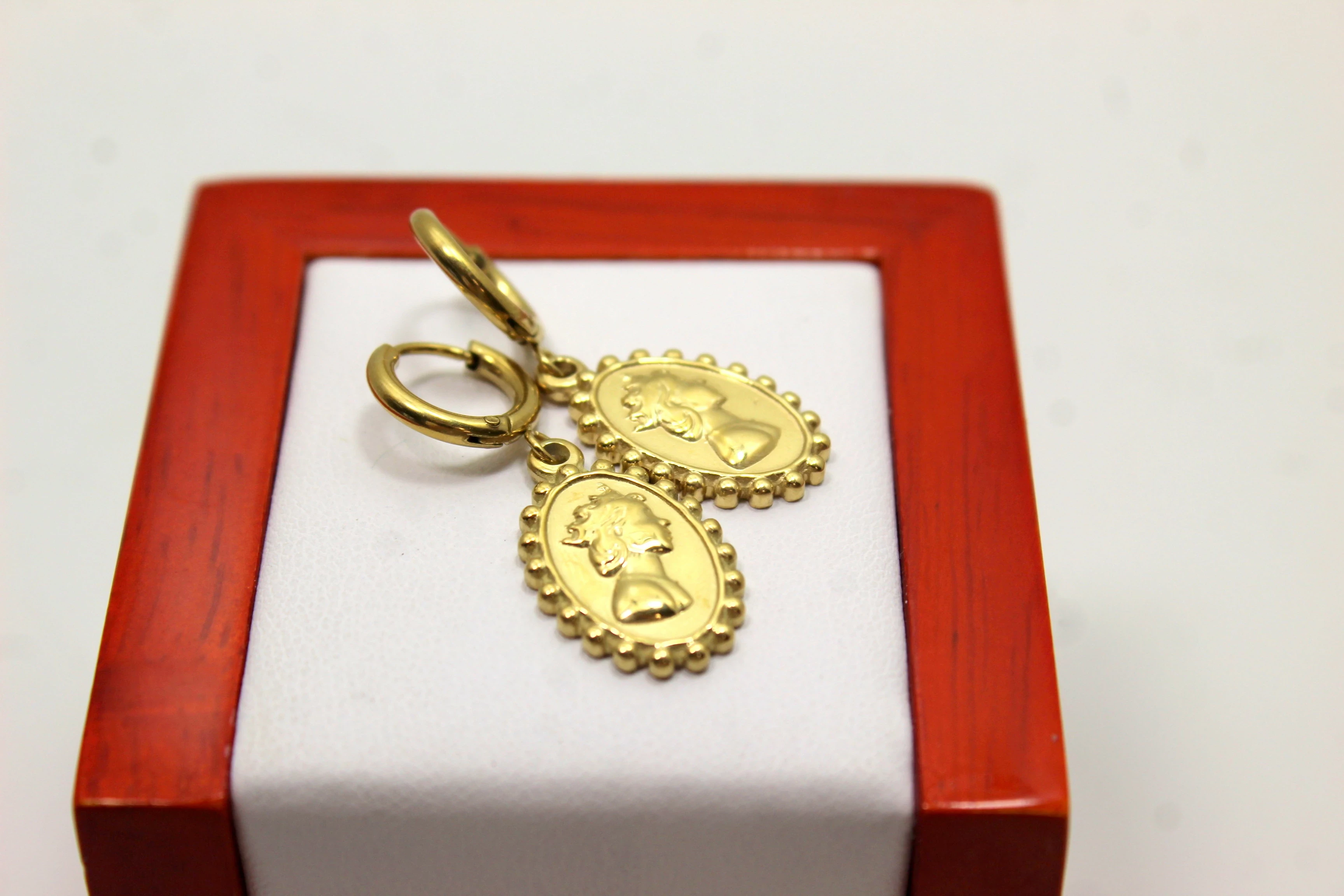 kolczyki-pozlacana-stal-chirurgiczna-portret-motyw-129129-11