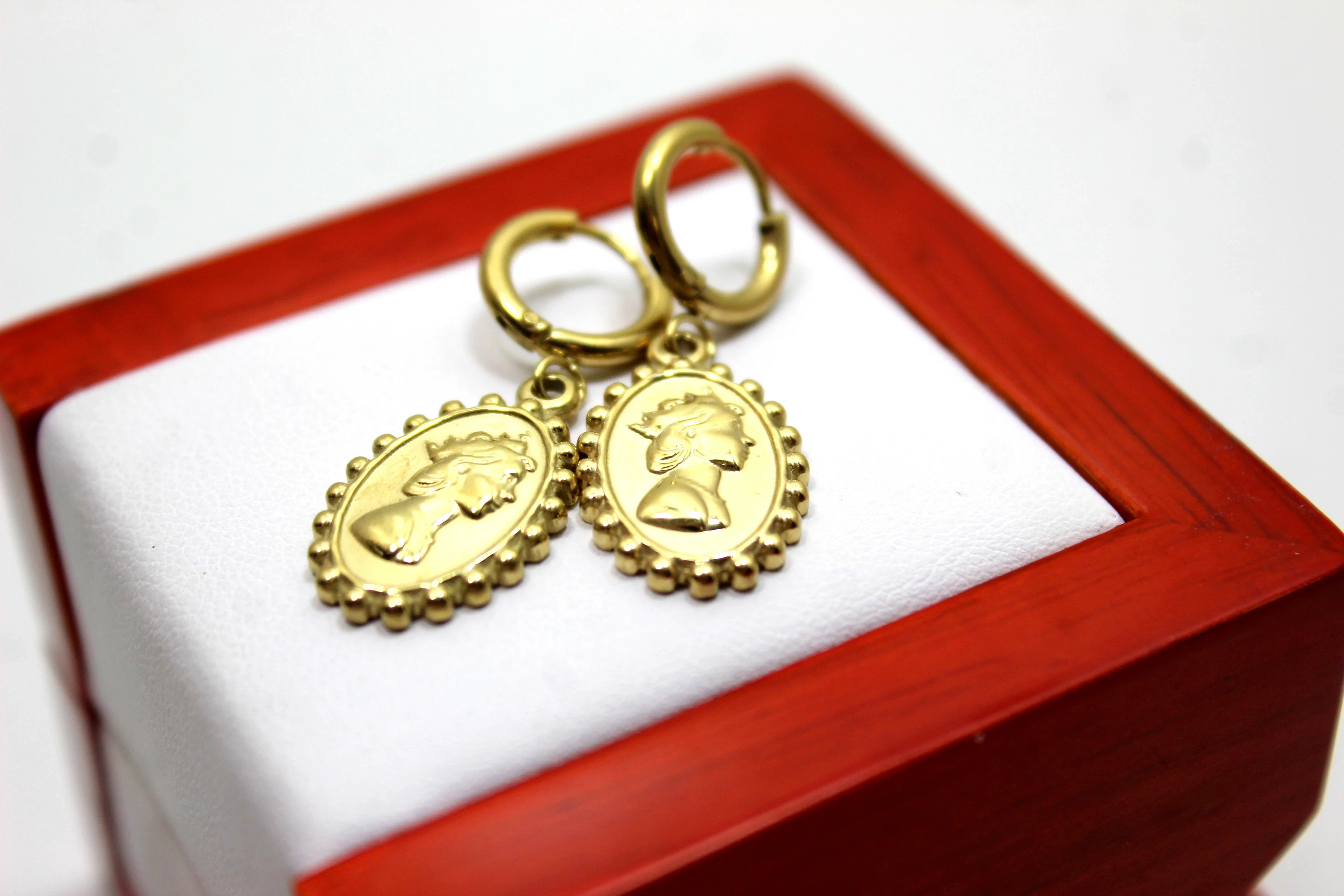 kolczyki-pozlacana-stal-chirurgiczna-portret-marka-248811-950468