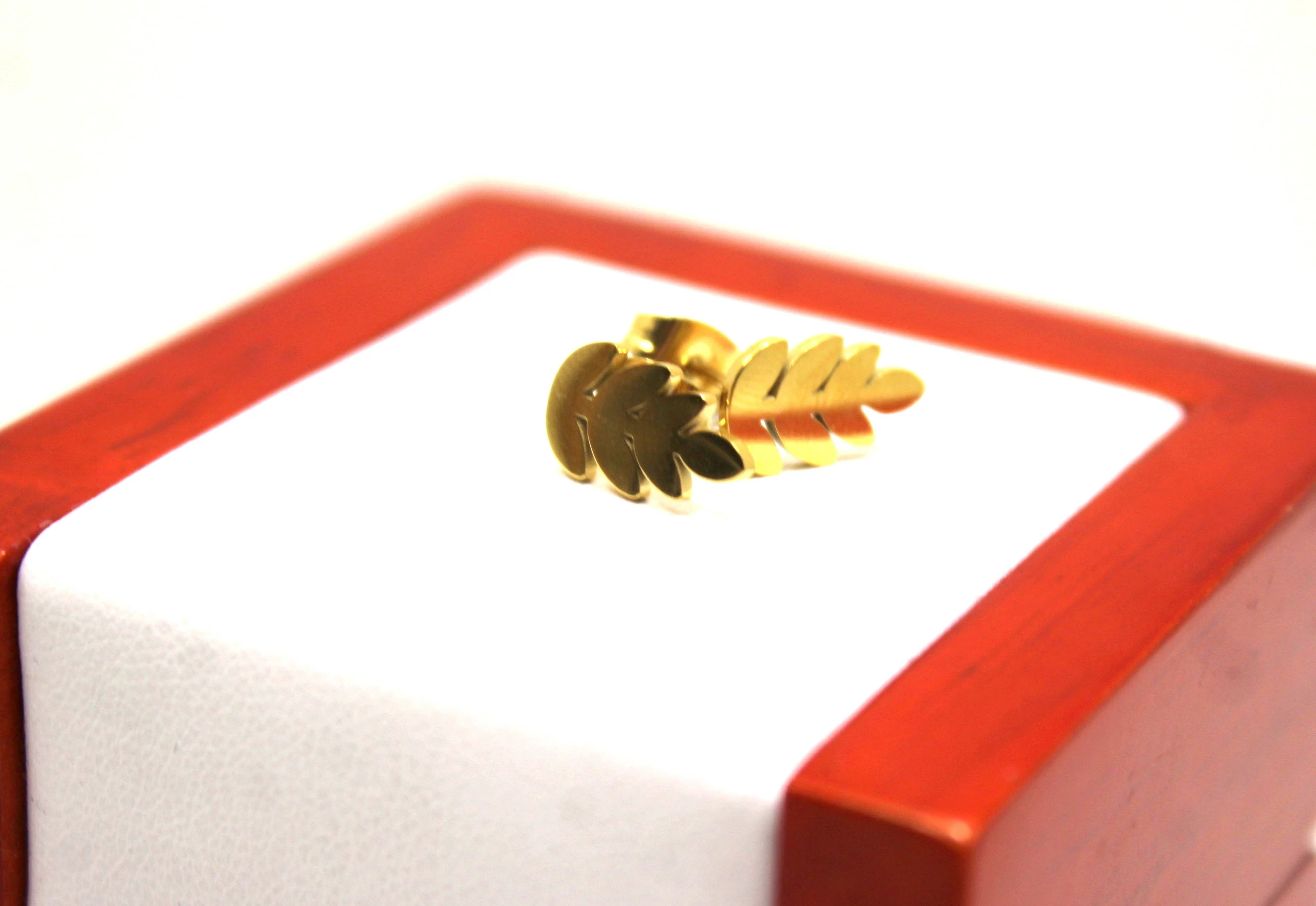 kolczyki-ze-stali-pozlacane-lisc-jarzebiny-material-15835-16