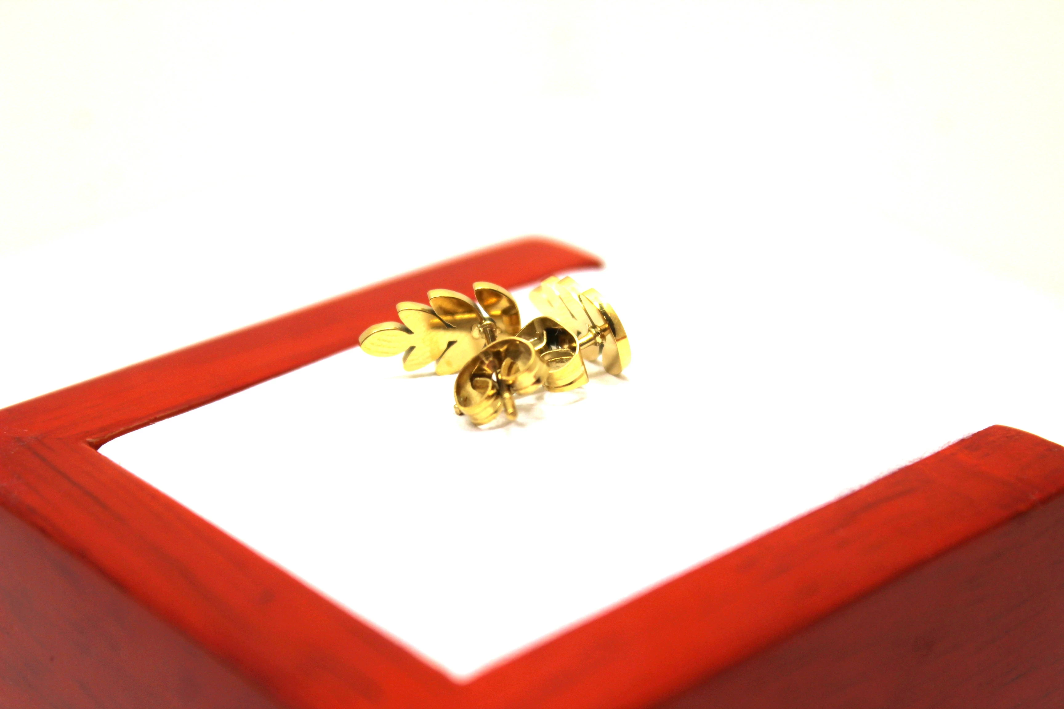 kolczyki-ze-stali-pozlacane-lisc-jarzebiny-motyw-129129-14