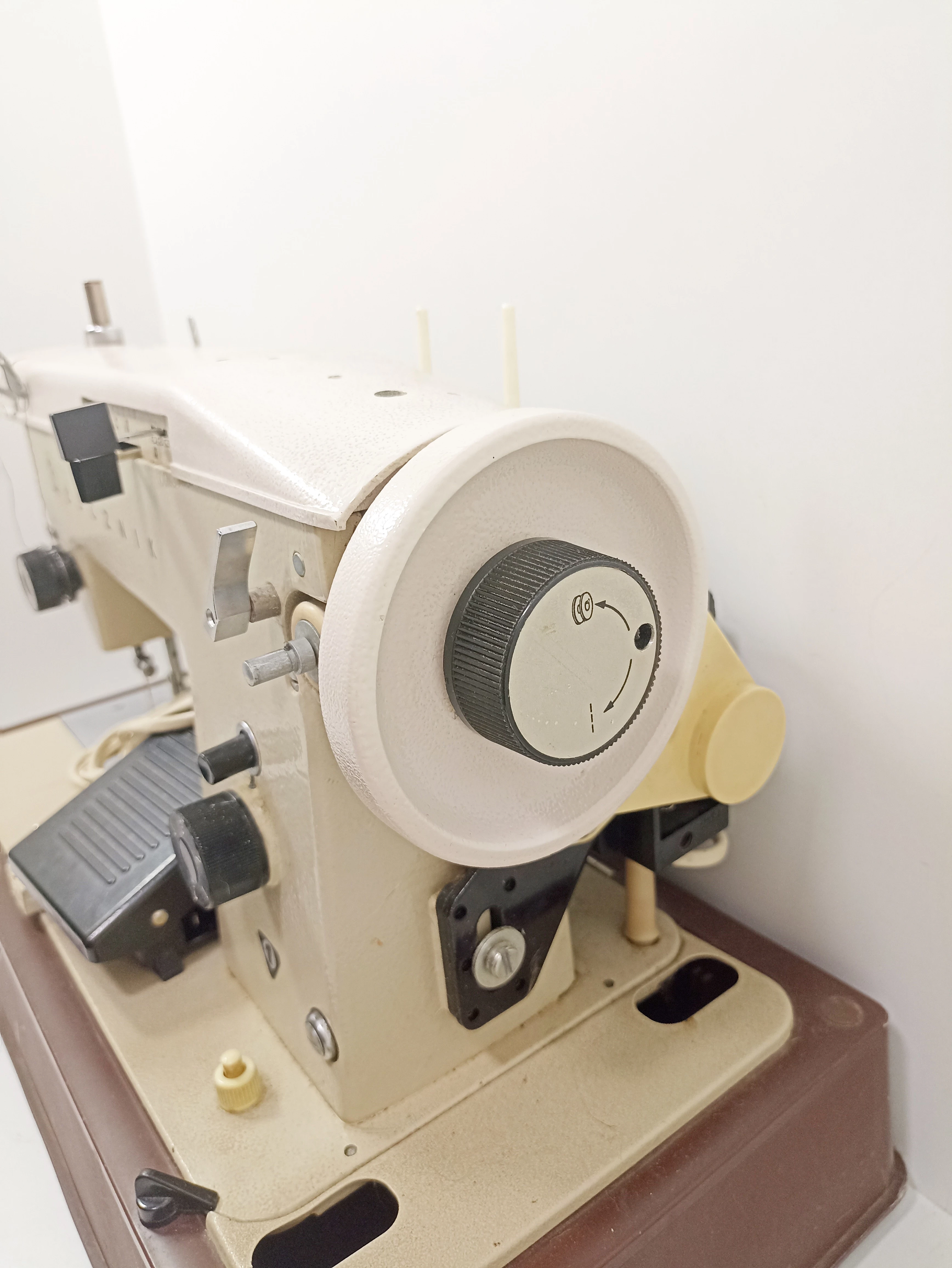 maszyna-do-szycia-lucznik-kolor-dominujacy-bezowybrazowy