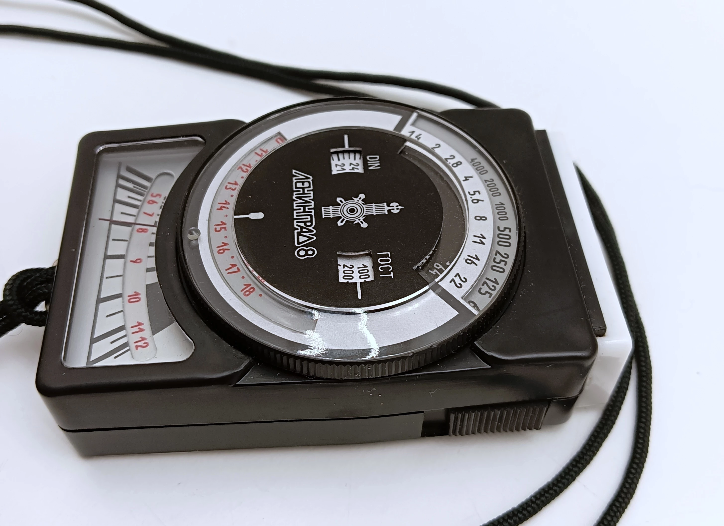 swiatlomierz-leningrad-8-9851-79-futeral-marka-legrand