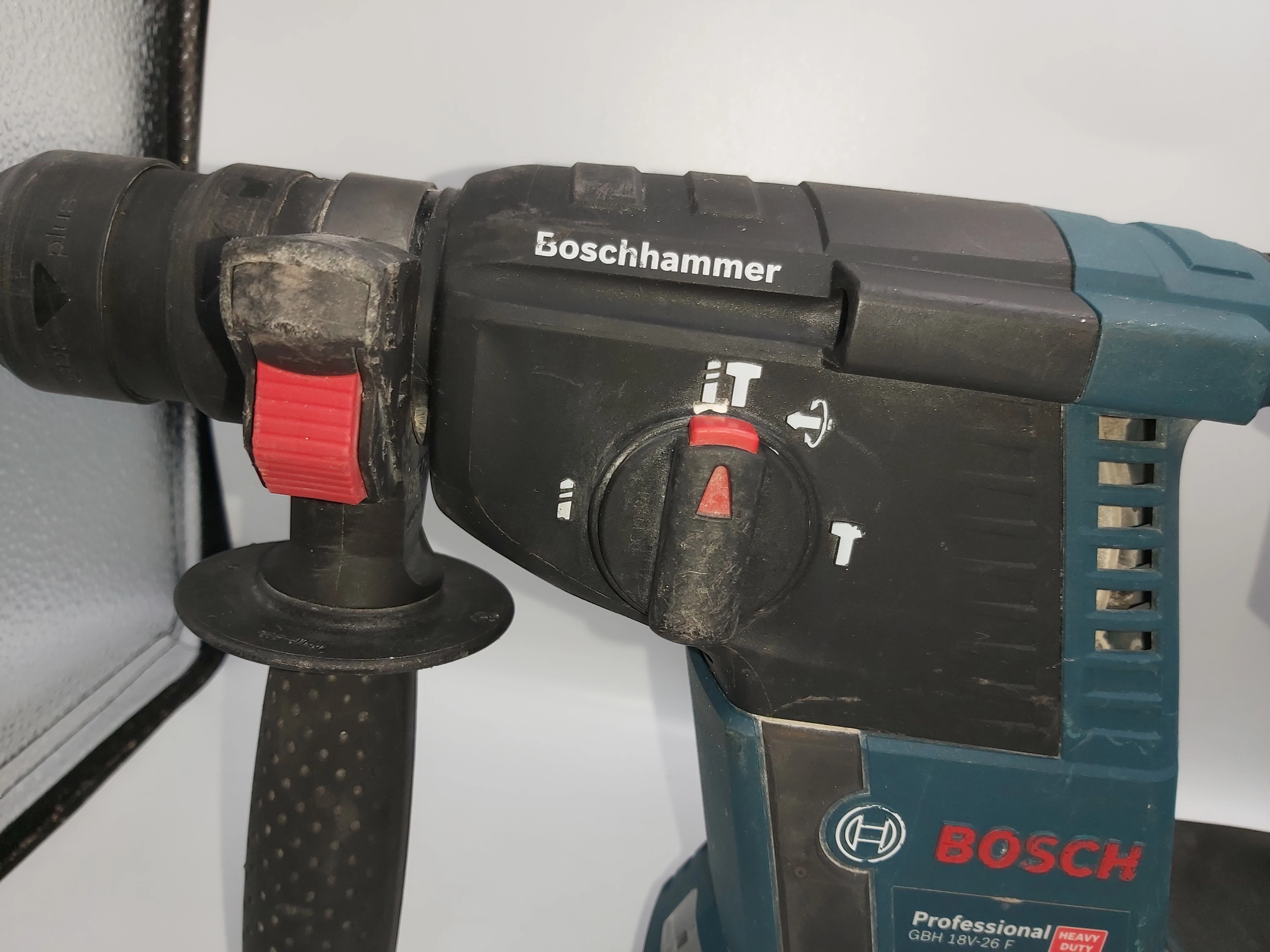 mlotowiertarka-bosch-gbh-18v-26-2-aku-40ah-18v-energia-udaru-26