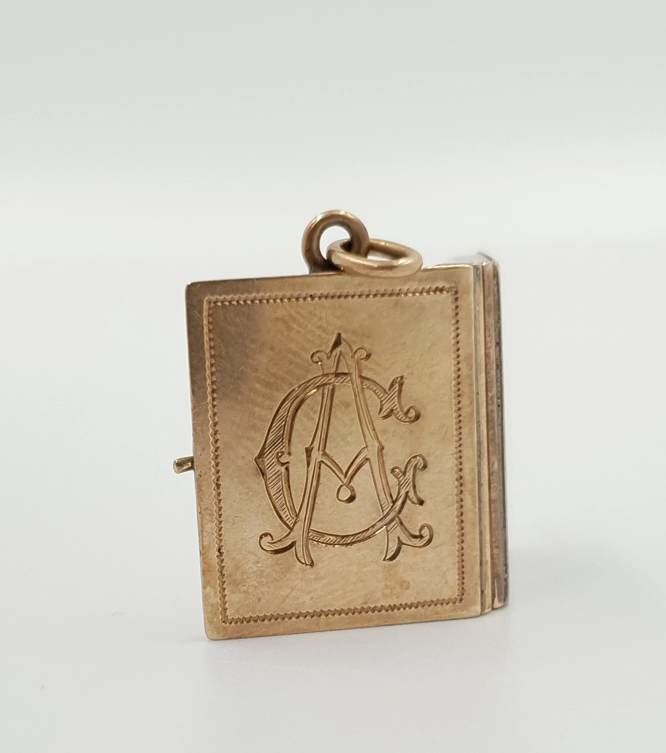 585-zawieszka-ksiazka-744g-material-zloto