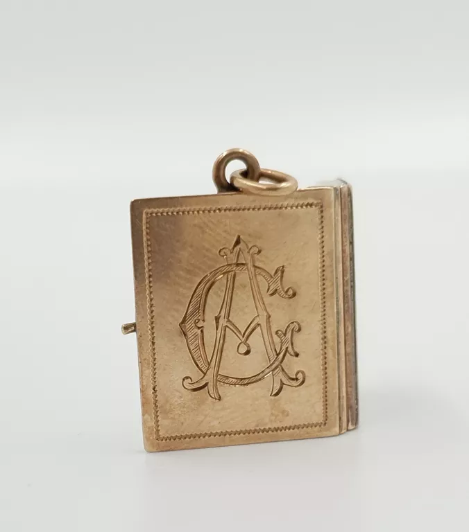 585-zawieszka-ksiazka-744g-material-zloto