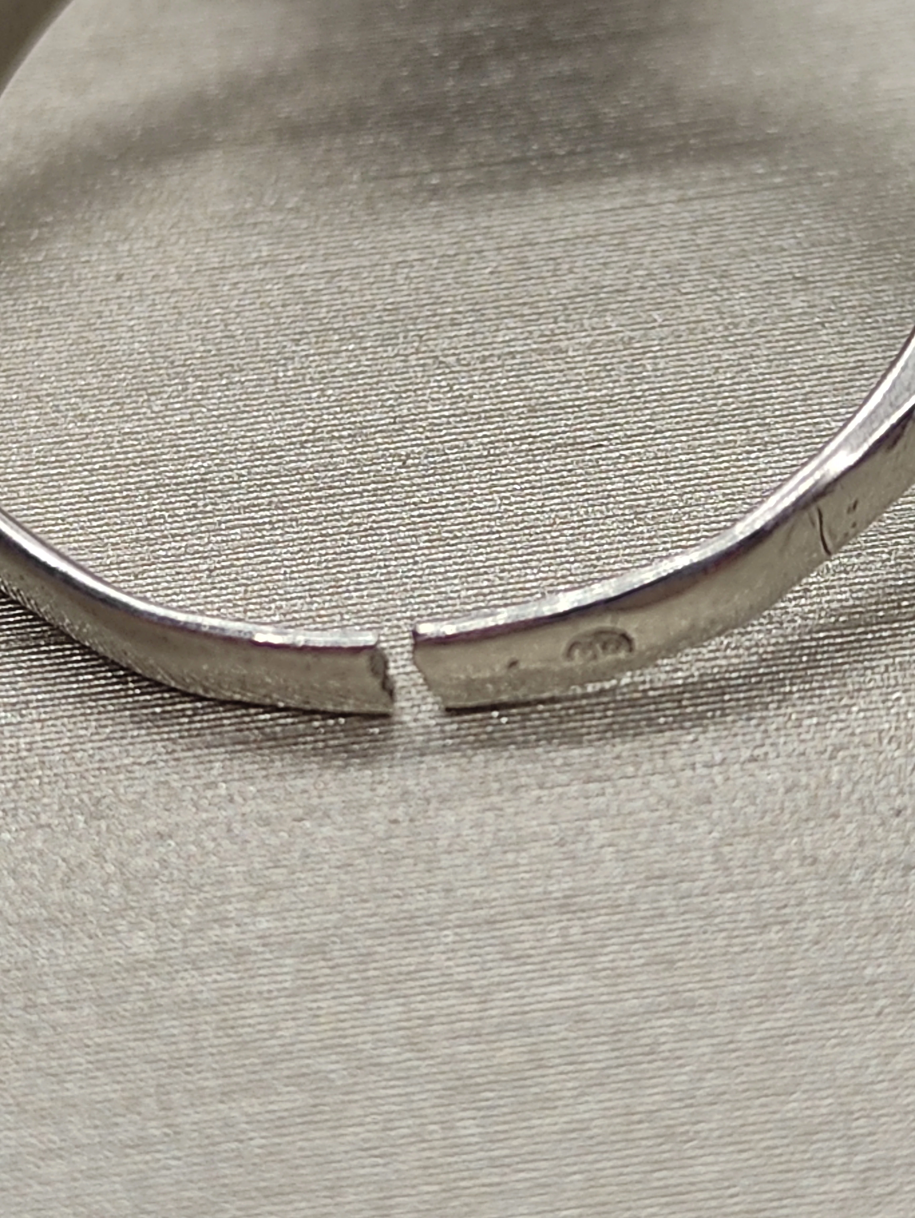 pierscionek-ze-srebra-pekniety-rodzaj-wyrob-jubilerski