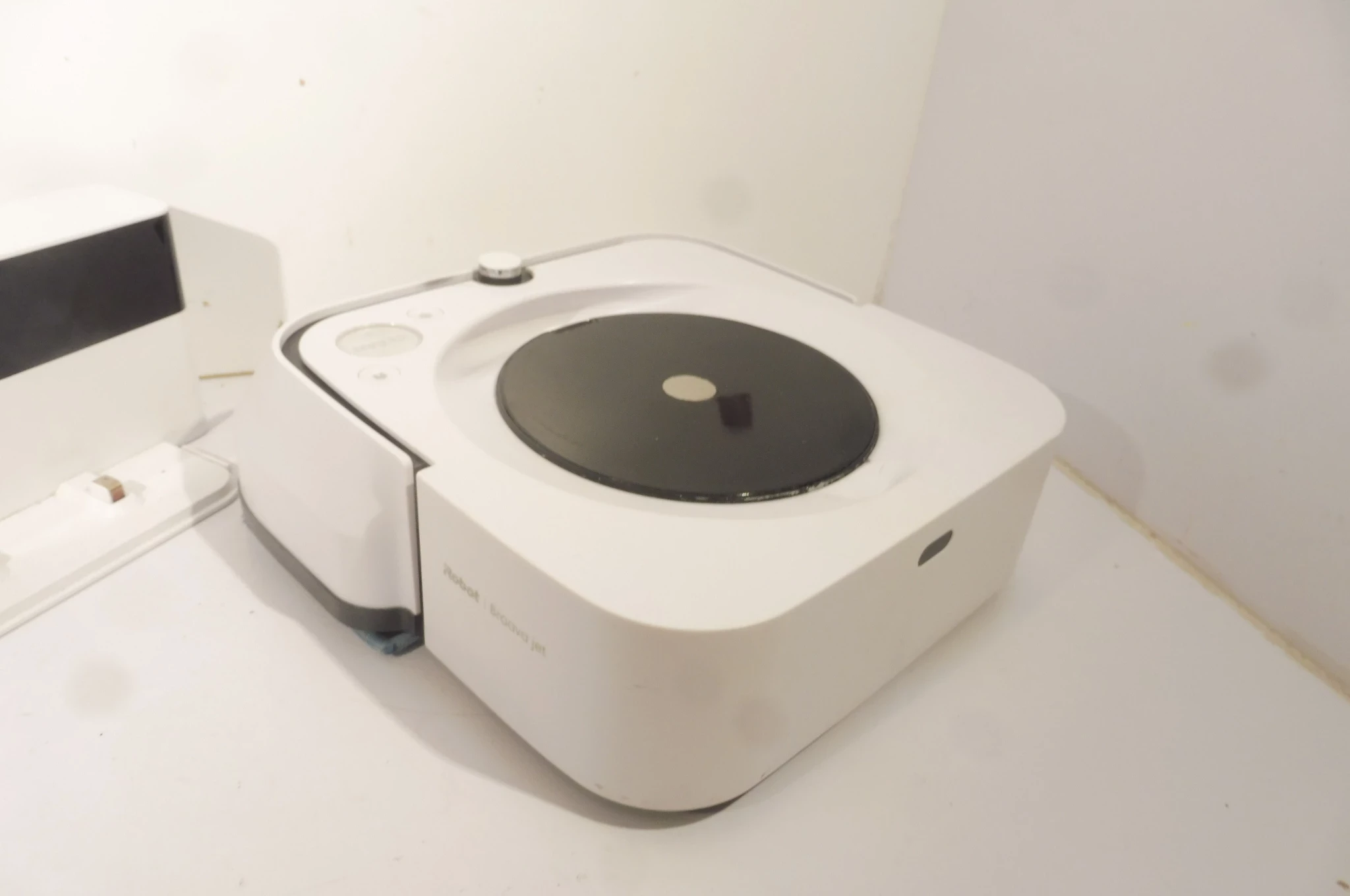 robot-sprzatajacy-irobot-braava-jet-m6-kolor-dominujacy-bialy