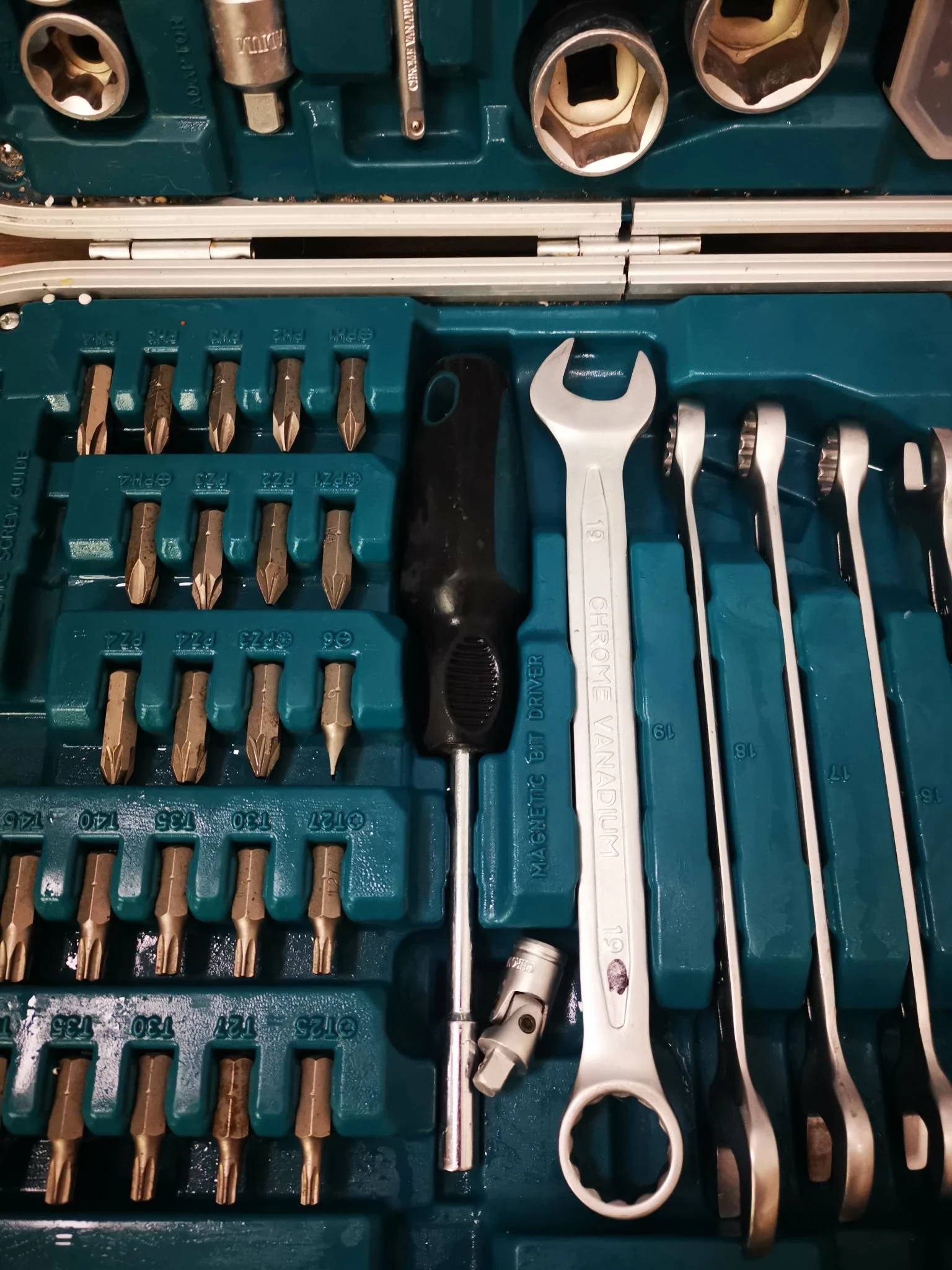 zestaw-narzedzi-makita-p-90532-227-elementow-product-id-5dbe4f88-b0ad-4933-aed2-f060191d718d