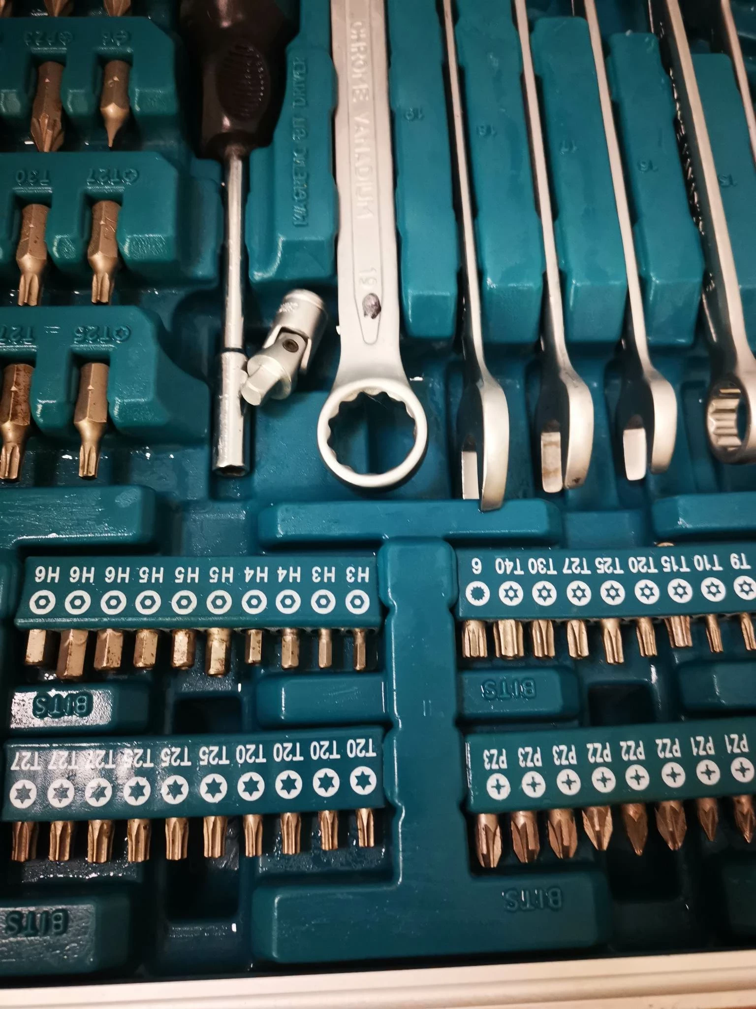 zestaw-narzedzi-makita-p-90532-227-elementow-liczba-elementow-w-zestawie-227