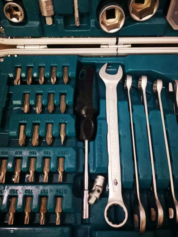 zestaw-narzedzi-makita-p-90532-227-elementow-product-id-5dbe4f88-b0ad-4933-aed2-f060191d718d