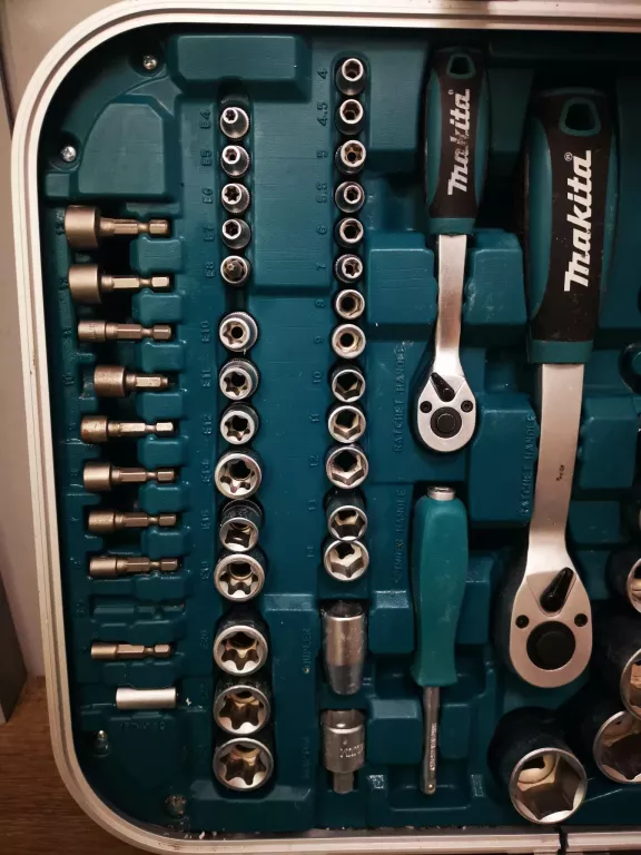 zestaw-narzedzi-makita-p-90532-227-elementow-stan-uzywany