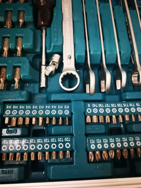 zestaw-narzedzi-makita-p-90532-227-elementow-liczba-elementow-w-zestawie-227