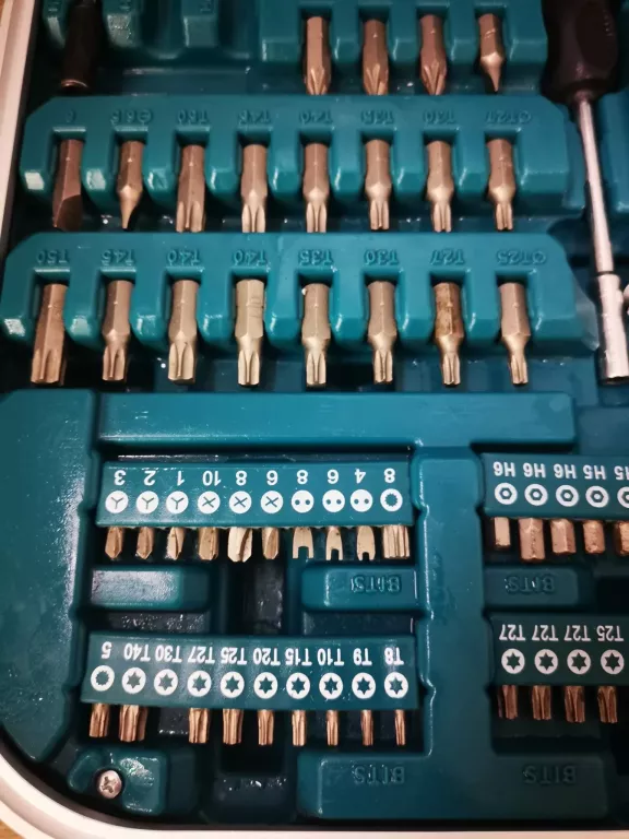 zestaw-narzedzi-makita-p-90532-227-elementow-marka-makita