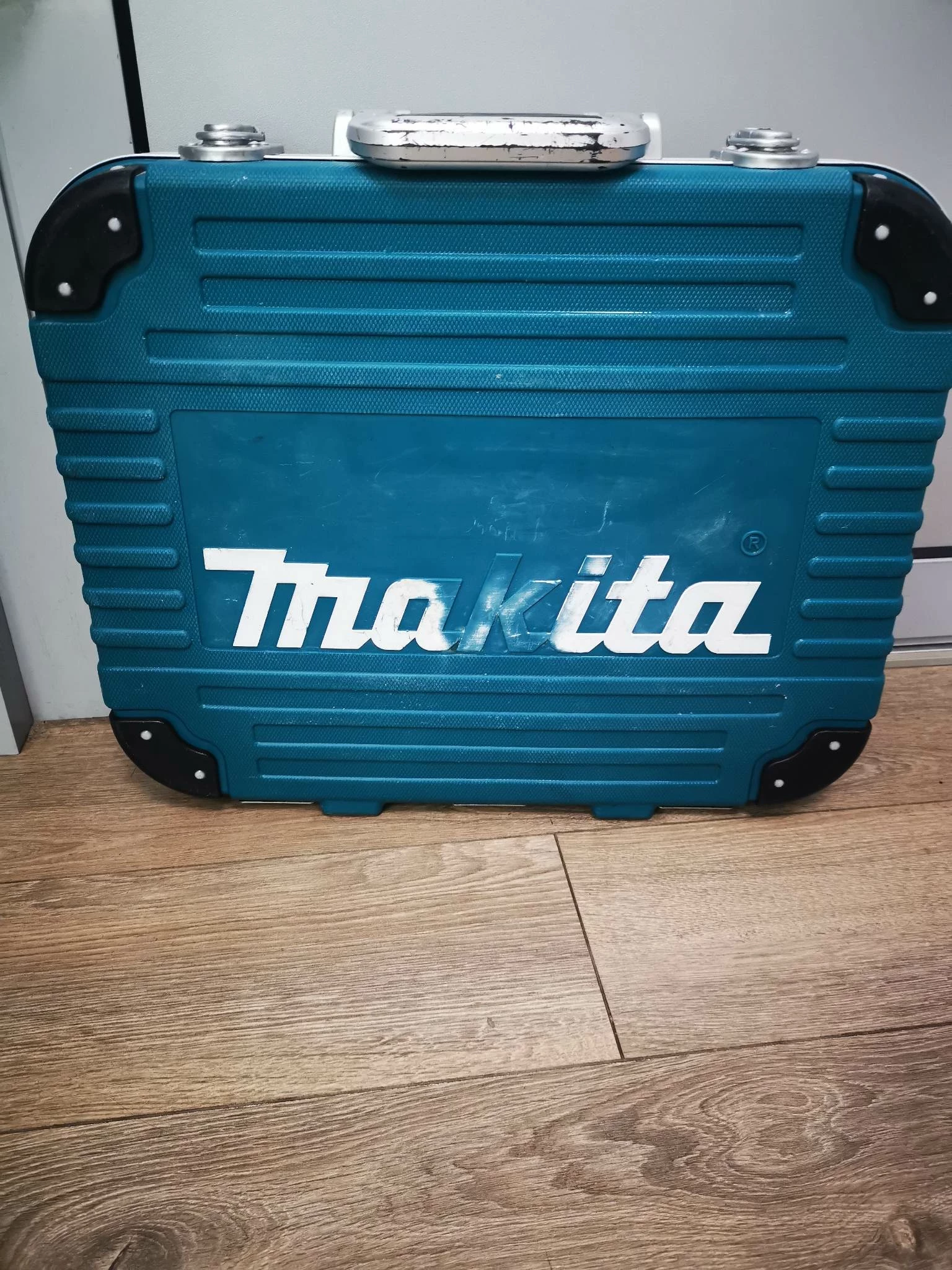 zestaw-narzedzi-makita-p-90532-227-elementow-stan-uzywany