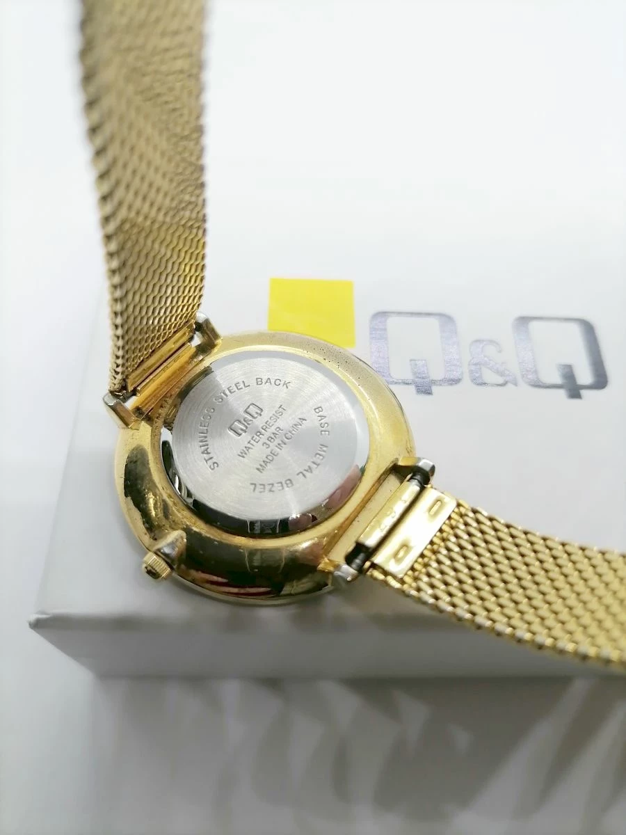 zegarek-damski-qq-35-010-komplet-ksztalt-koperty-okragla