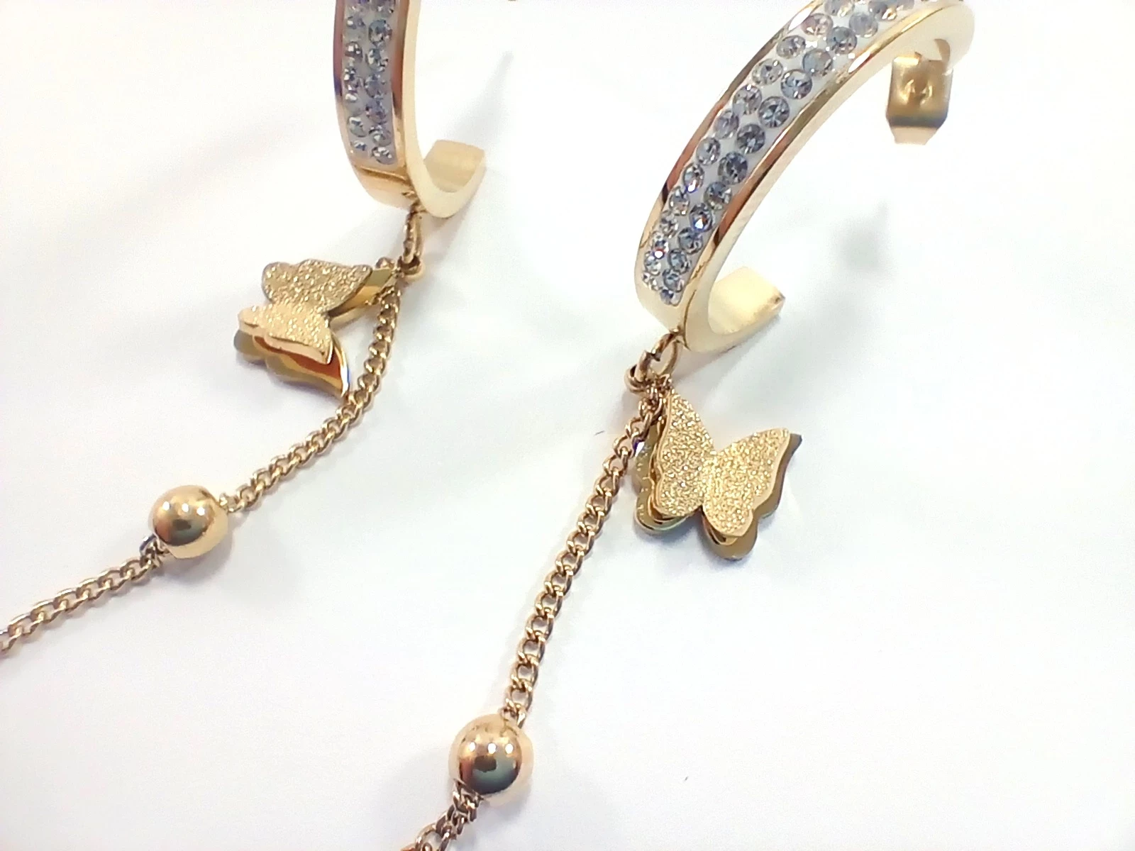 kolczyki-kola-z-motylem-na-lancuszku-stan-11323-2