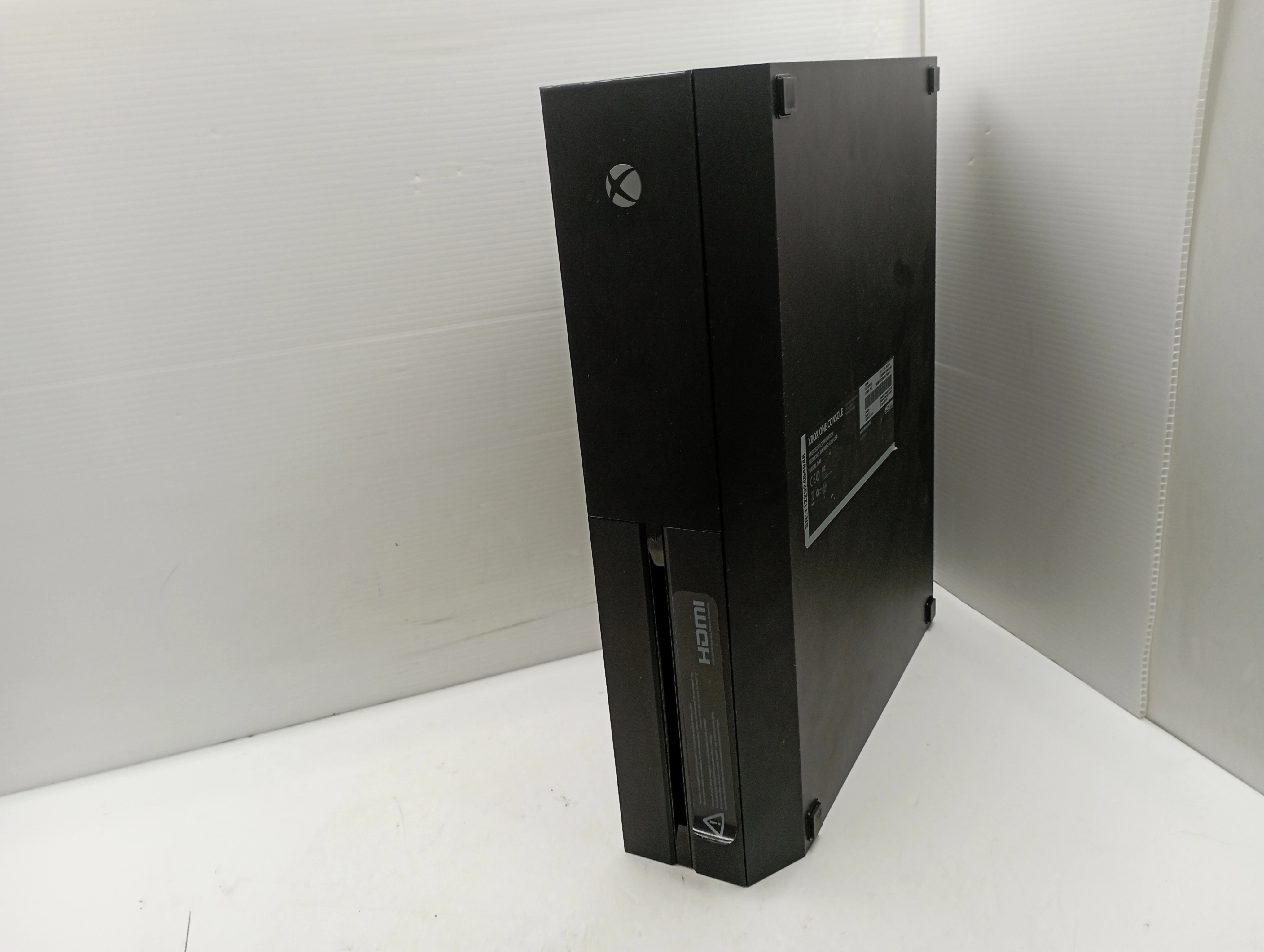 konsola-xbox-one-fat-1-tb-pad-liczba-kontrolerow-w-zestawie-1