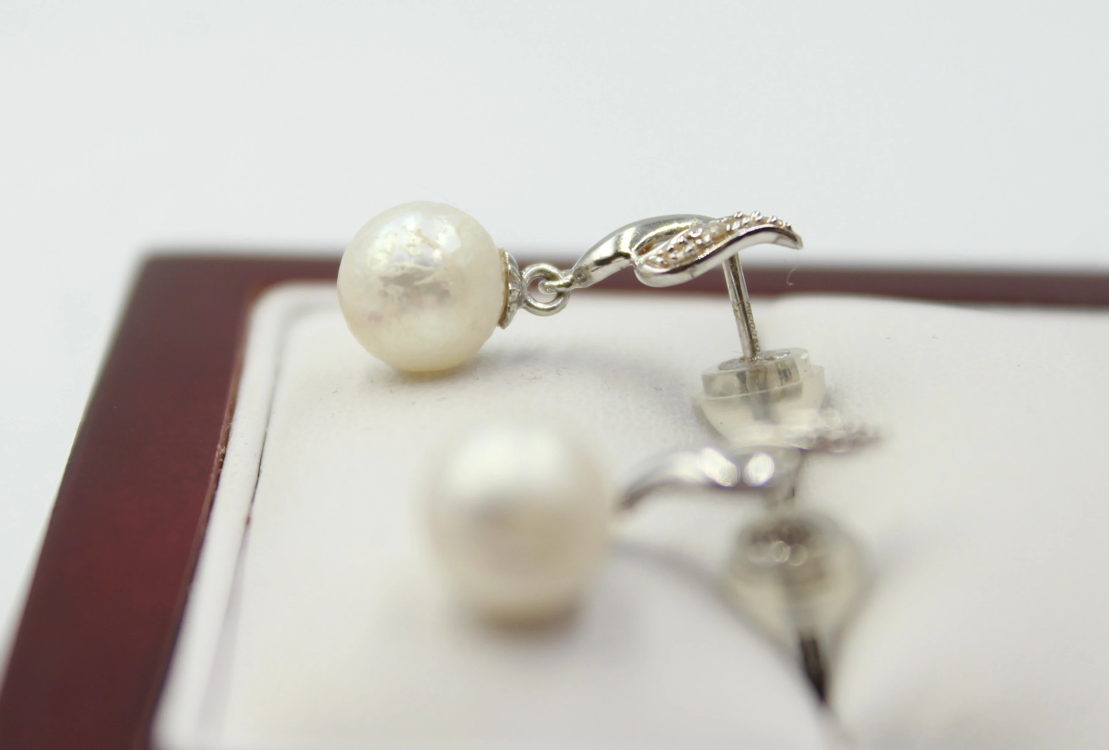 wspaniale-kolczyki-z-brylantami-i-perlami-kamien-brylant