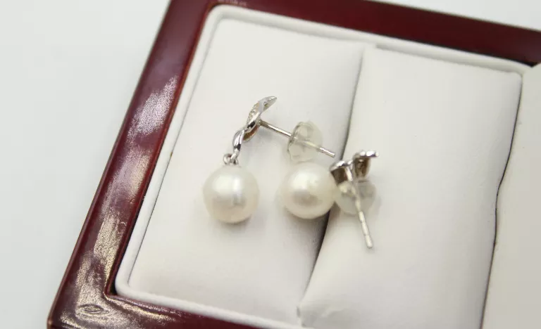 wspaniale-kolczyki-z-brylantami-i-perlami-rodzaj-bigla-sztyft