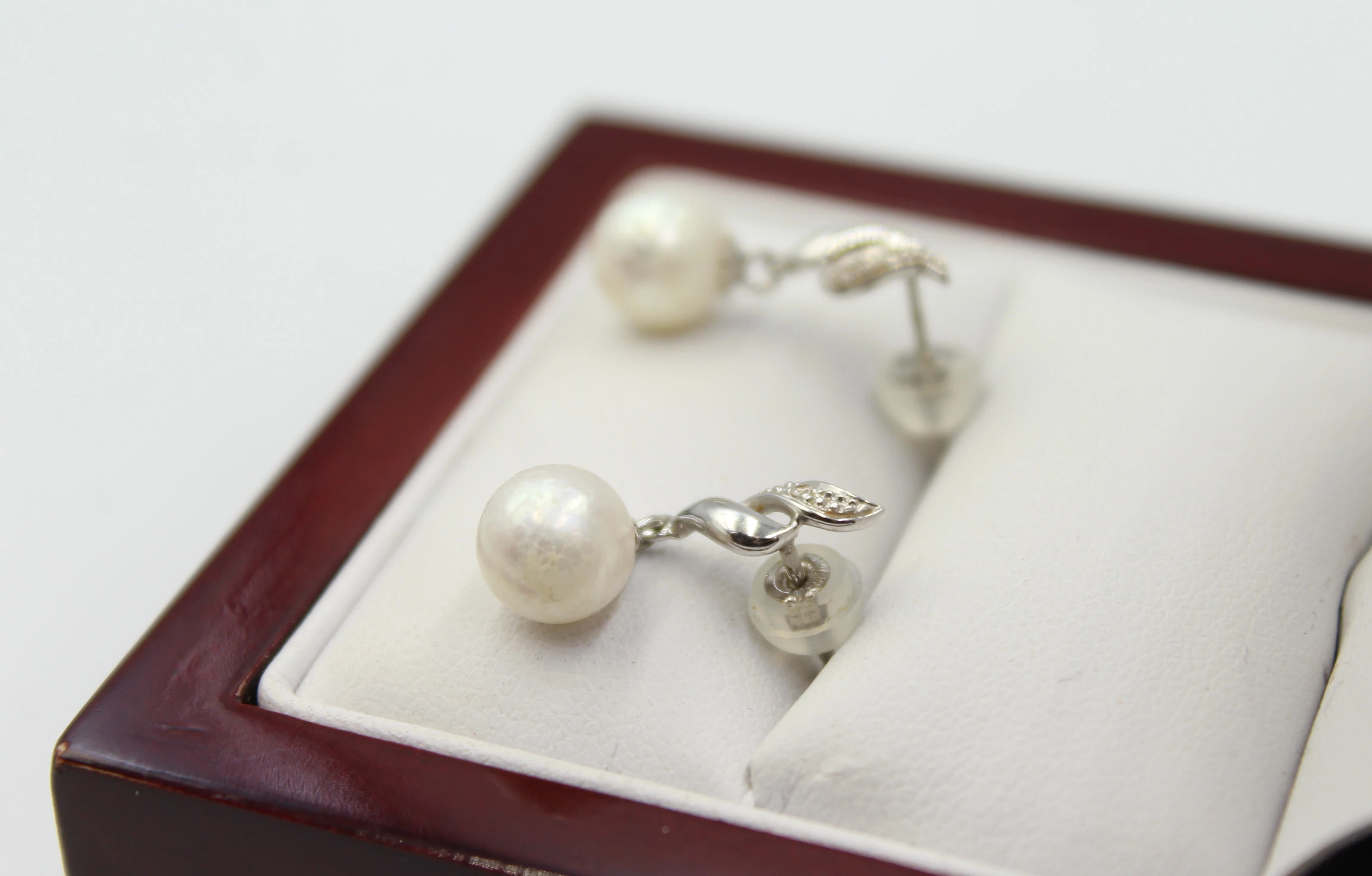 wspaniale-kolczyki-z-brylantami-i-perlami-material-zloto-biale