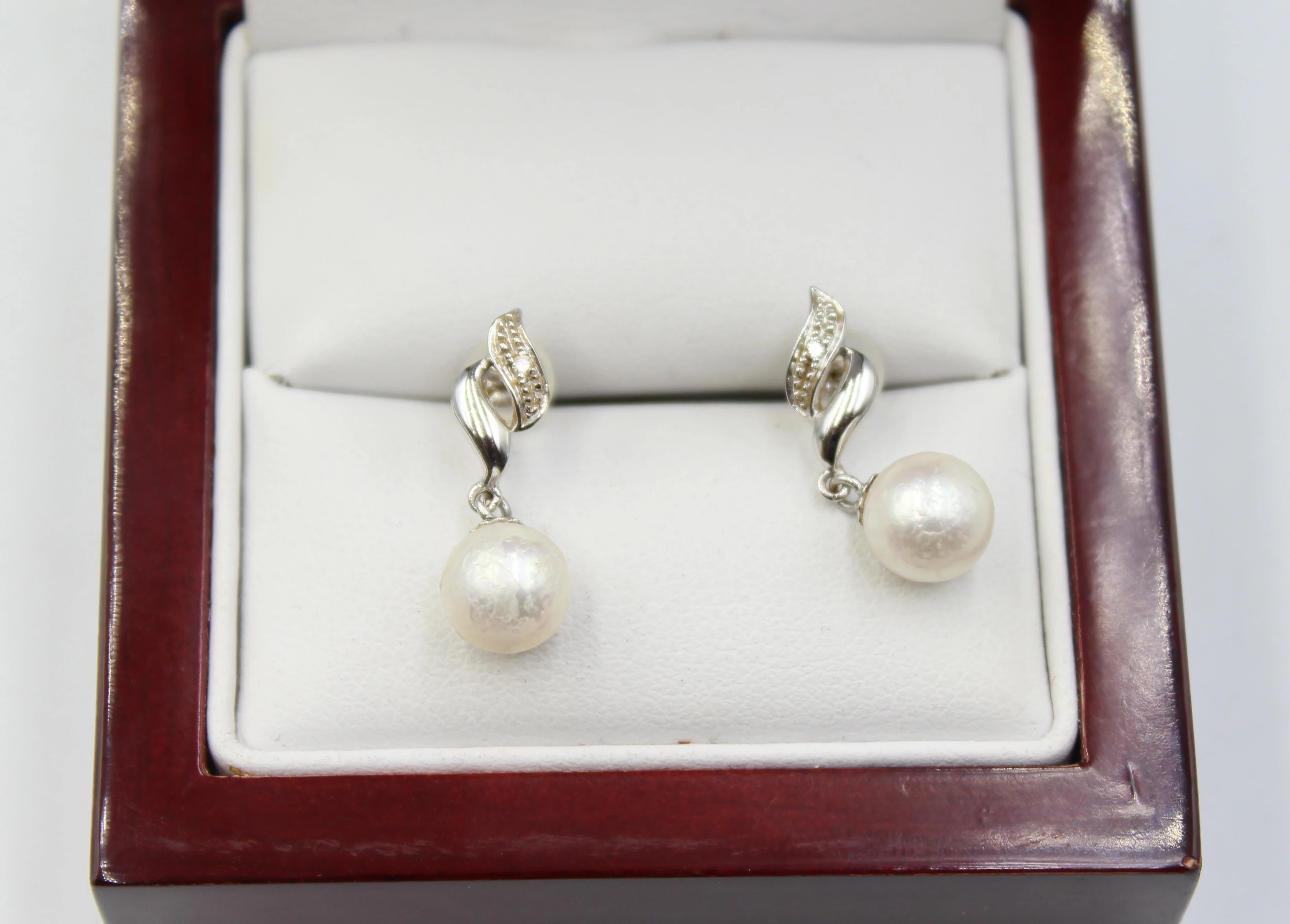 wspaniale-kolczyki-z-brylantami-i-perlami-marka-inna-marka