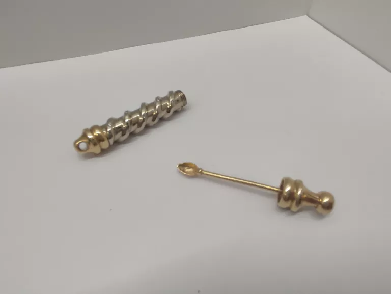 PIĘKNY WISIOREK TABAKIERA Z 18 DIAMENTAMI P.585