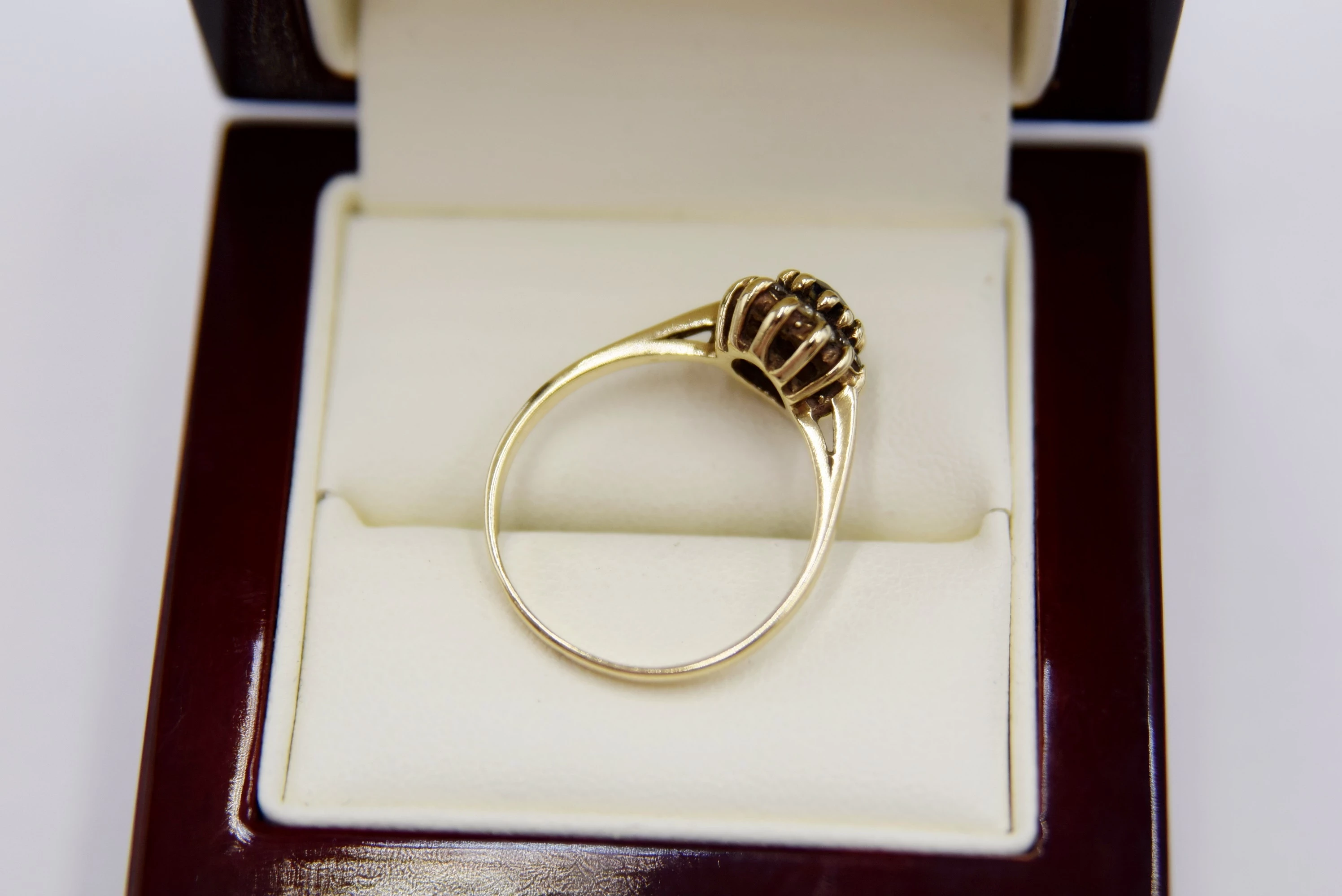 zloty-pierscionek-z-onyksem-333286gr20-material-zloto