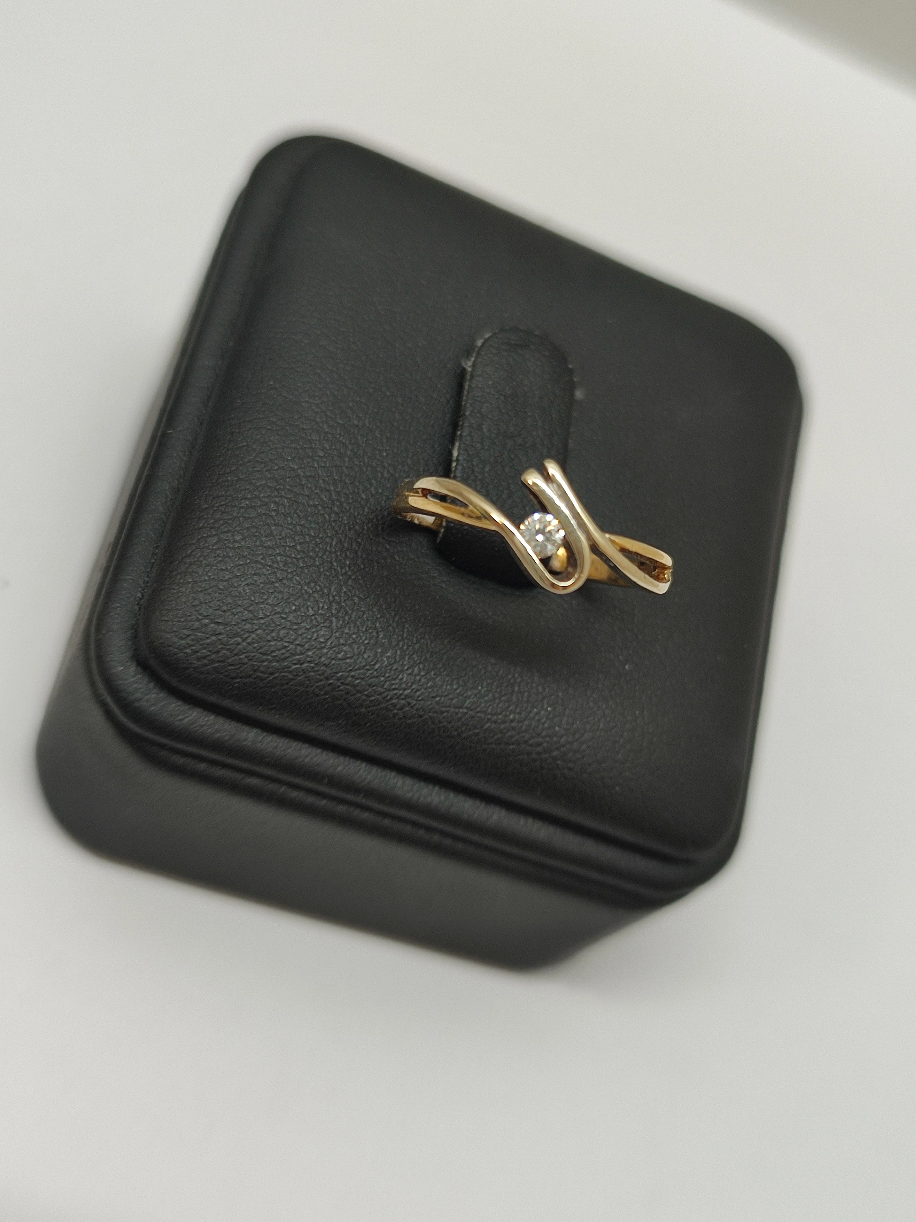 piekny-pierscionek-z-diamentem-173g585r12-waga-095