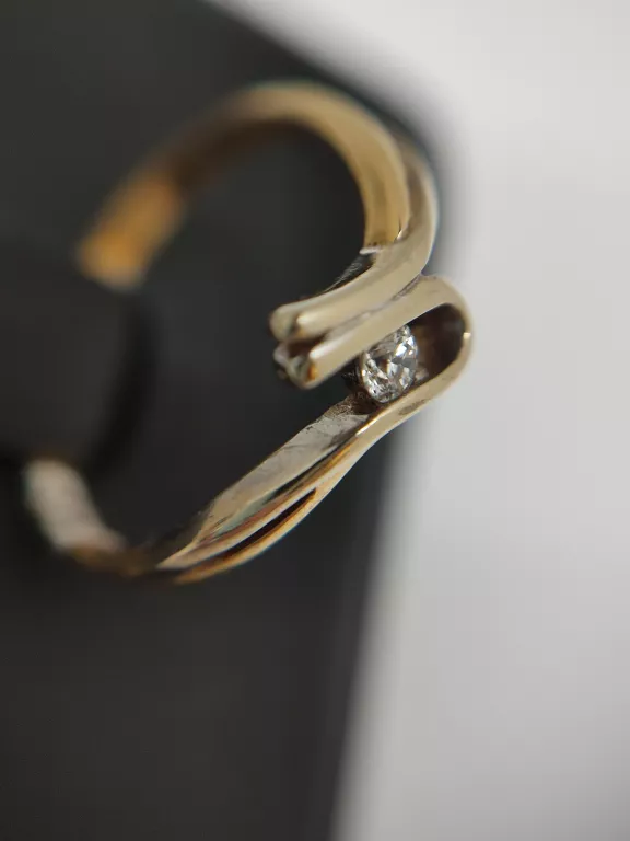 piekny-pierscionek-z-diamentem-173g585r12-material-15835-2
