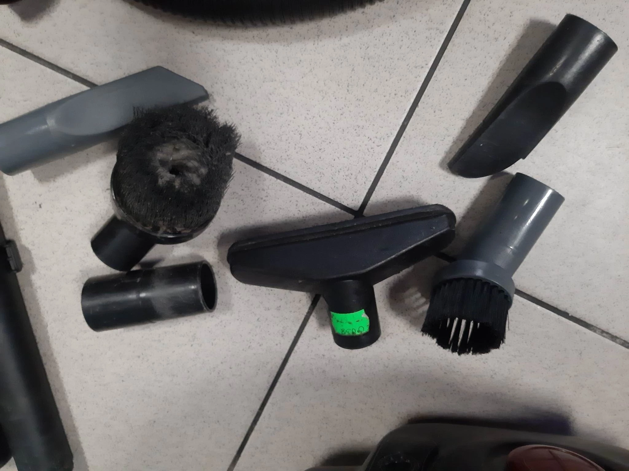 odkurzacz-lg-turbo-z-1400w-kpl-model-v-cp743nbr