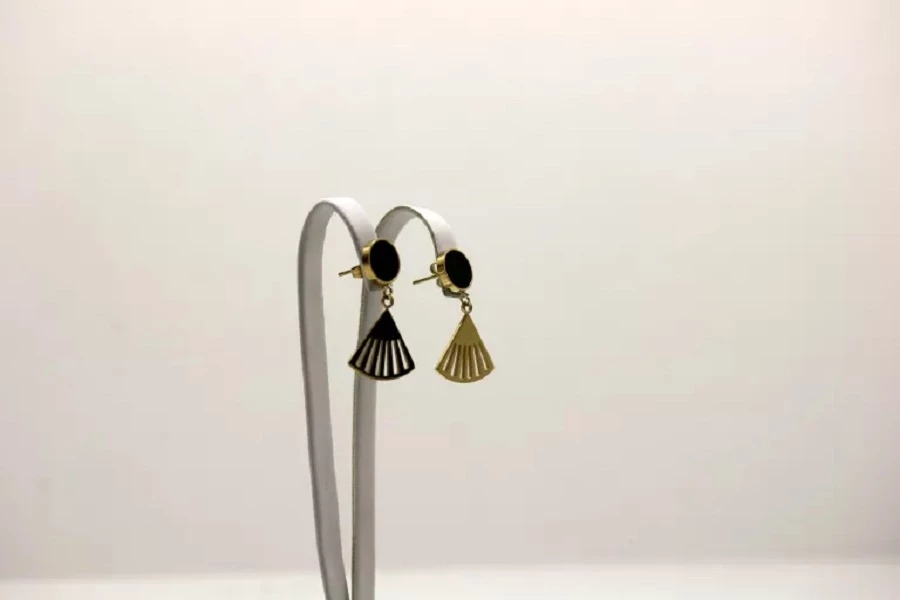 kolczyki-stal-pozlacana-czarne-kolo-z-wahlarzem-stan-11323-2