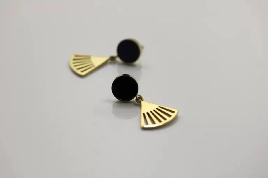 kolczyki-stal-pozlacana-czarne-kolo-z-wahlarzem-ean-gtin-6922559734257