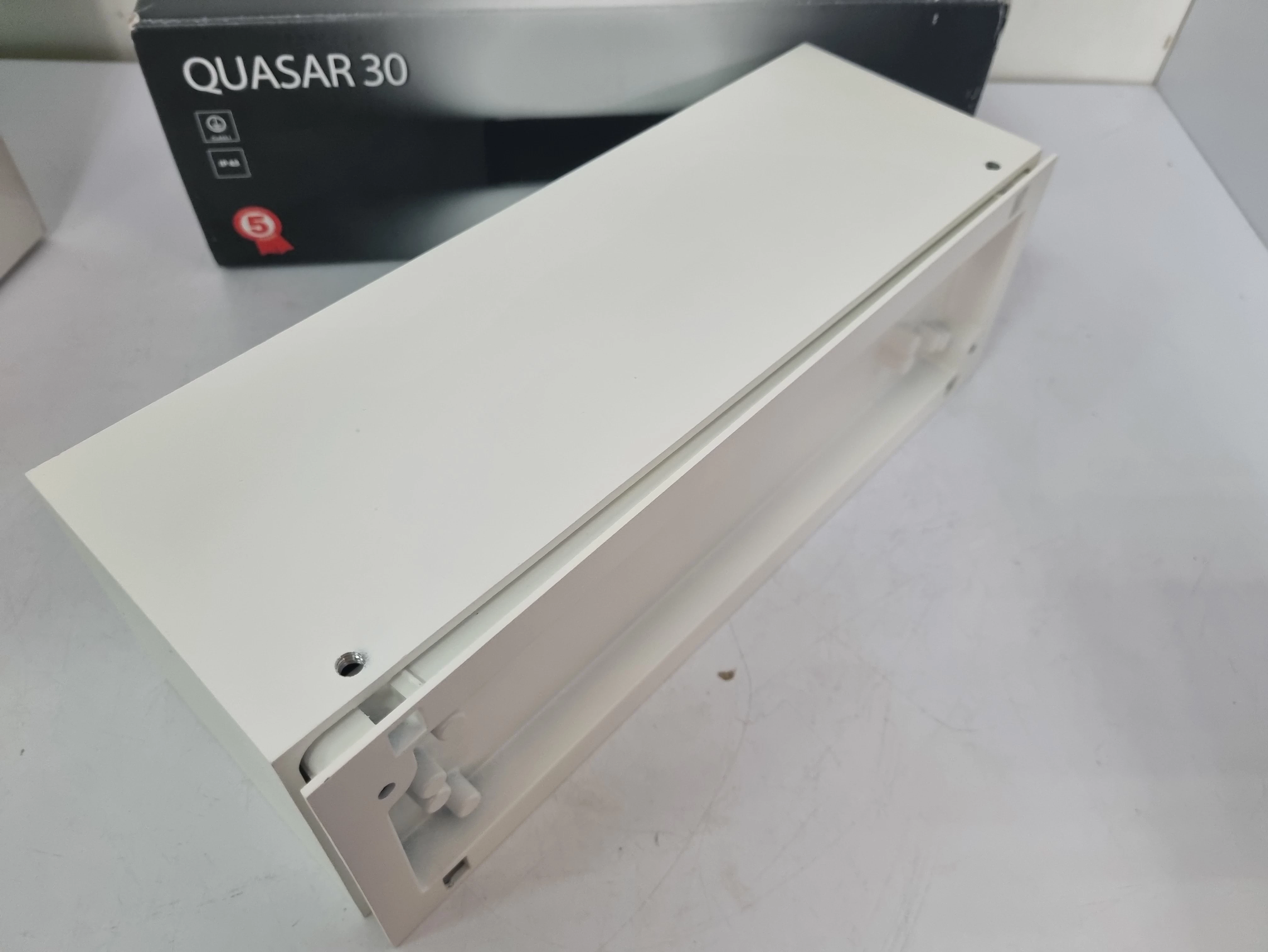 lampa-scienna-performance-in-lighting-quasar-30-dlugoscwysokosc-4000
