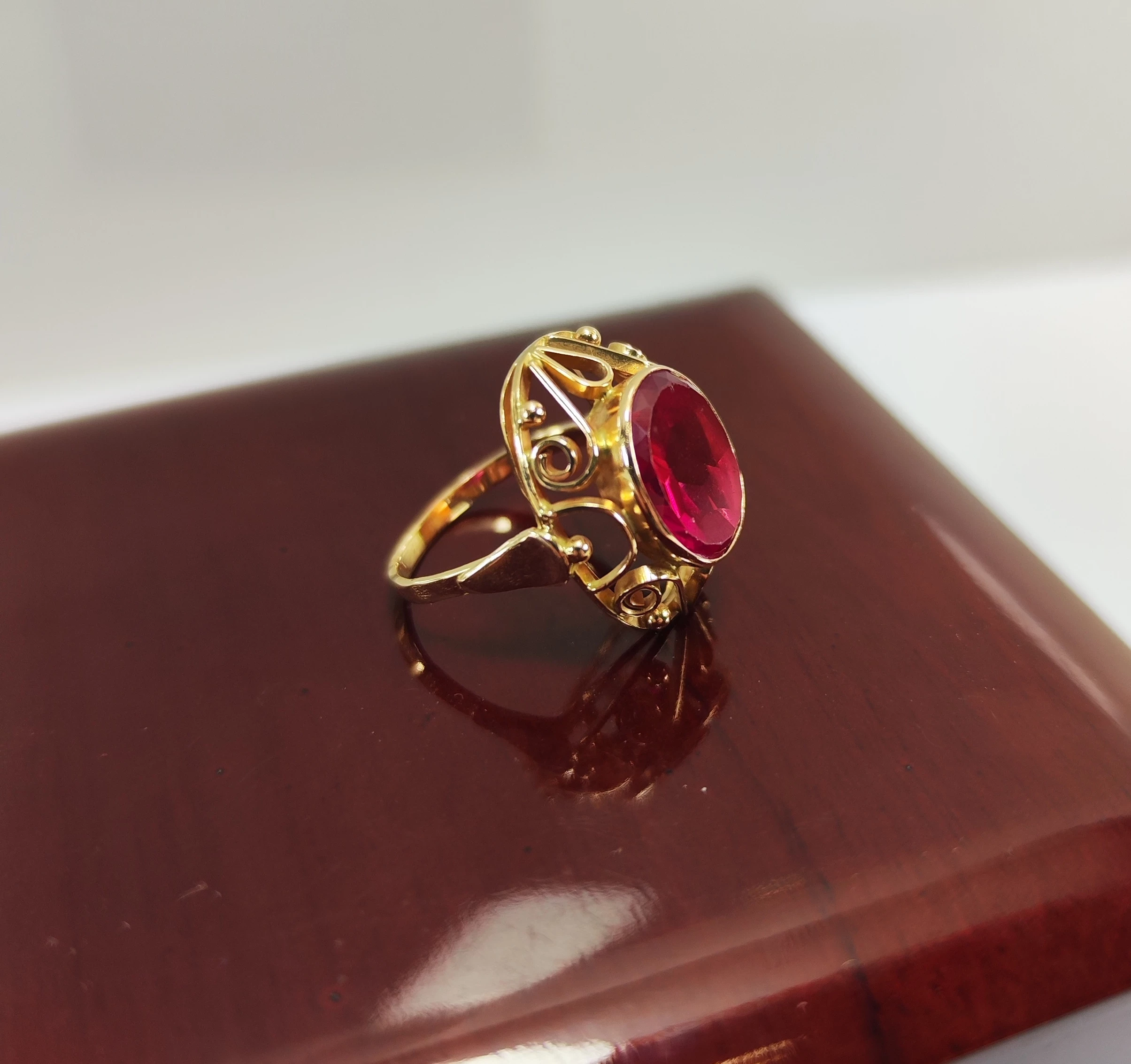 zloty-pierscionek-z-rubinem-585-63g-r16-marka-bez-marki