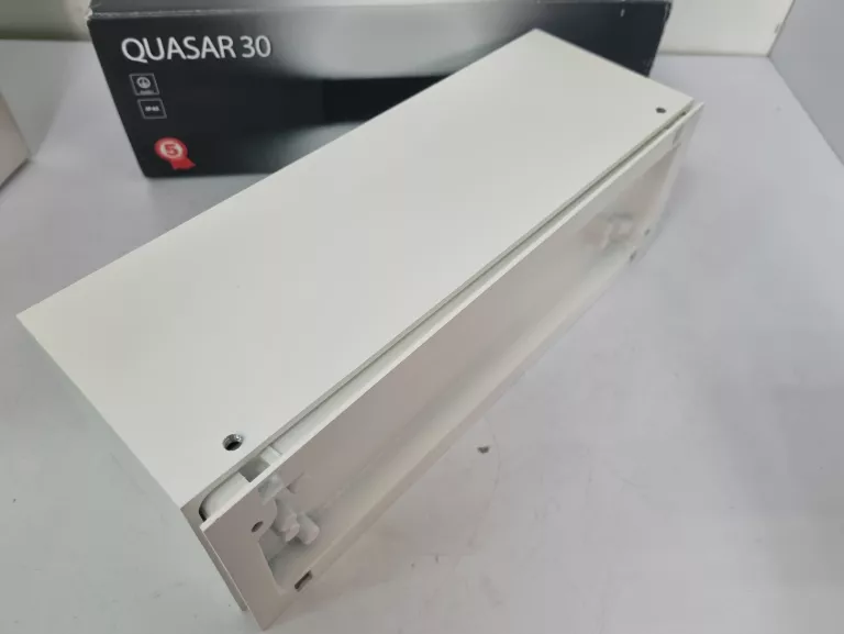lampa-scienna-performance-in-lighting-quasar-30-dlugoscwysokosc-4000