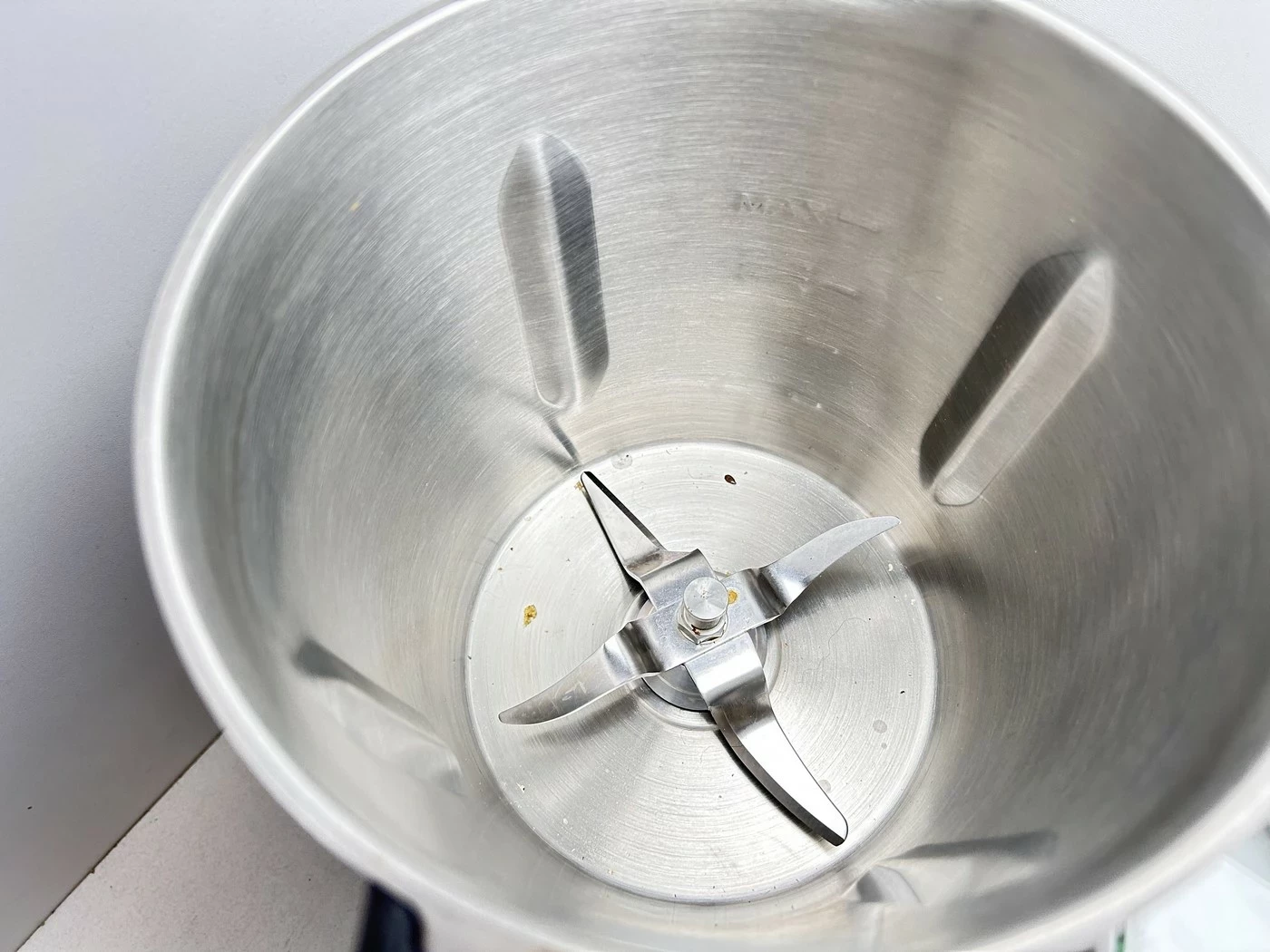 robot-kuchenny-z-funkcja-gotowania-studio-opis-kolor-dominujacy-bialy