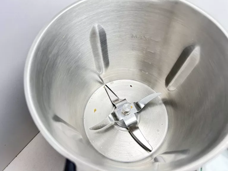 robot-kuchenny-z-funkcja-gotowania-studio-opis-kolor-dominujacy-bialy