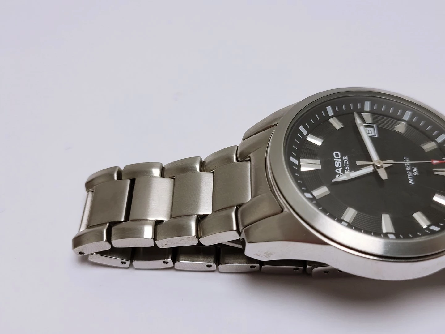 zegarek-meski-casio-beside-bem-116-ksztalt-koperty-okragla