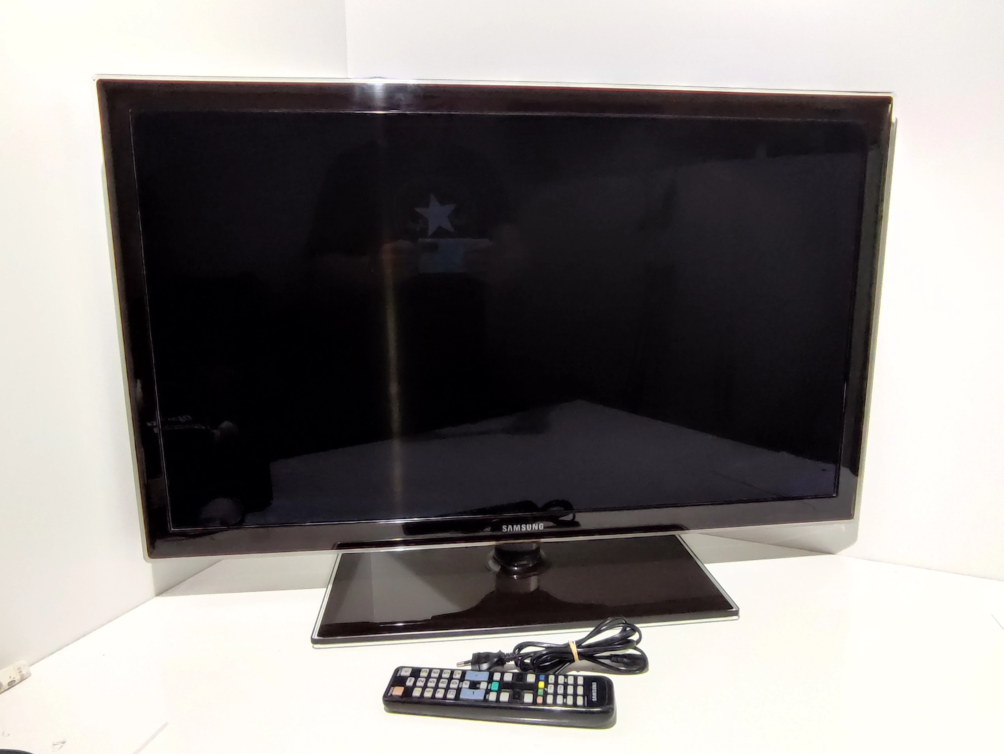 telewizor-samsung-ue37d5500-podstawka-pilot-chmielna-98-warszawa