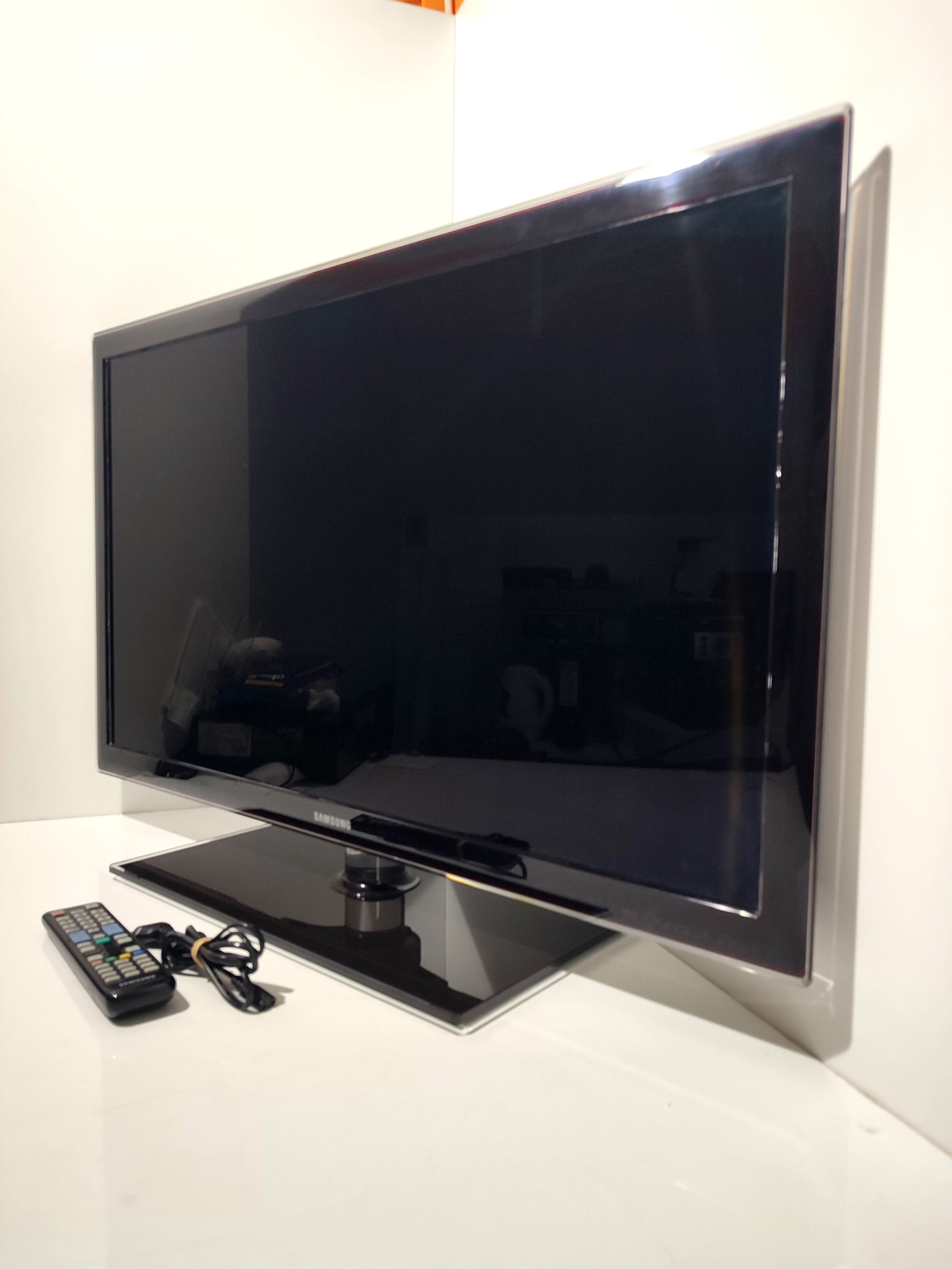 telewizor-samsung-ue37d5500-podstawka-pilot-marka-samsung