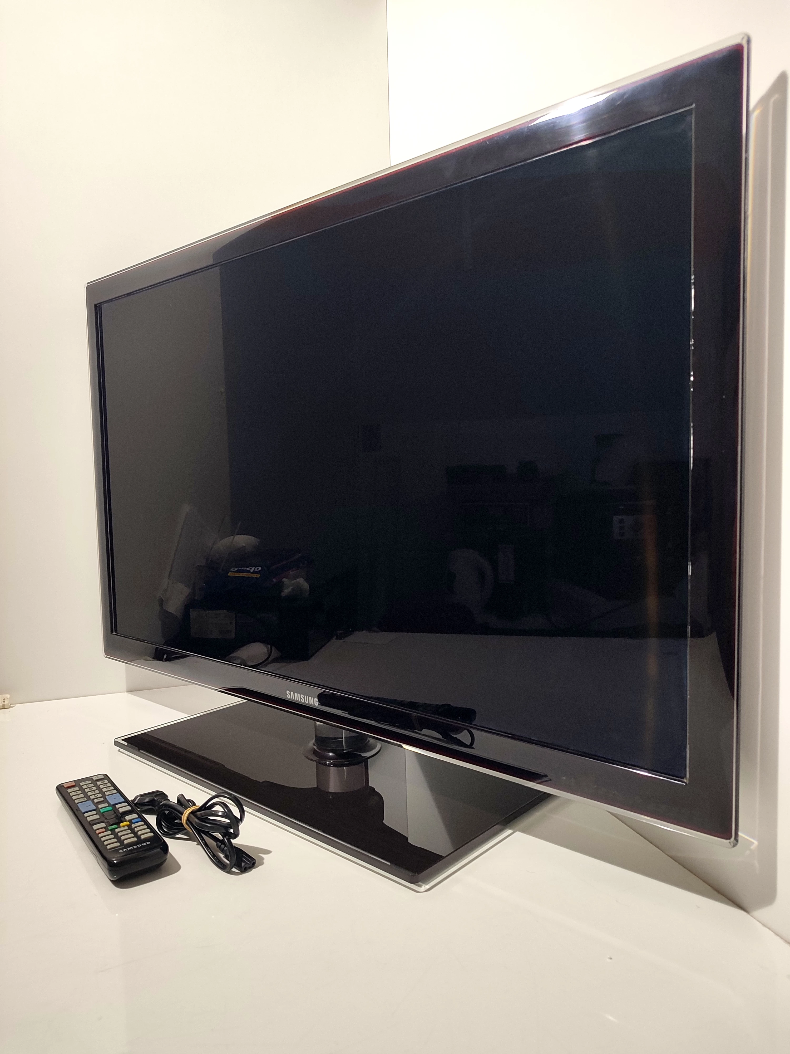 telewizor-samsung-ue37d5500-podstawka-pilot-typ-telewizora-lcd