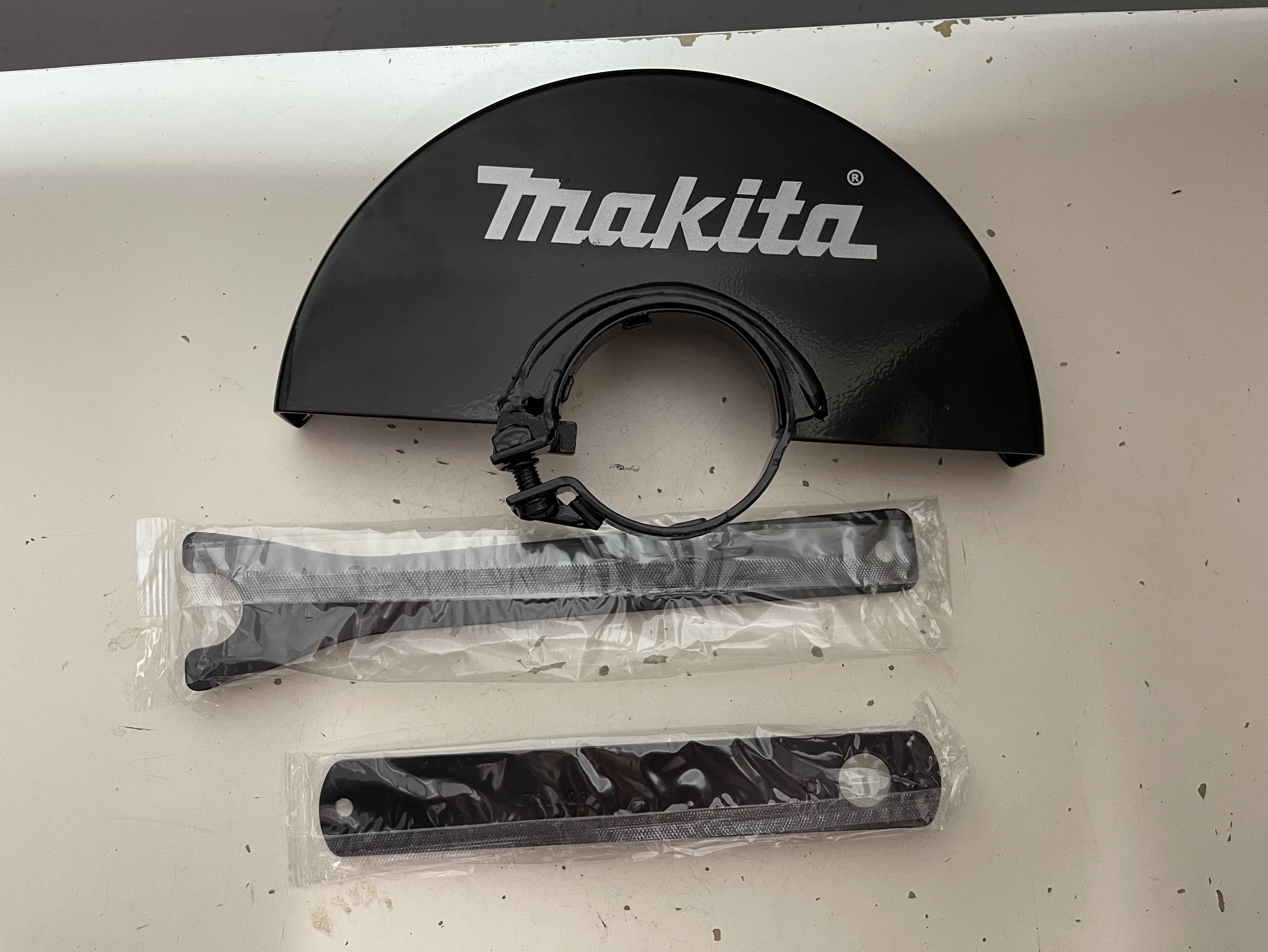 szlifierka-katowa-makita-ga9050-komplet-ean-gtin-6901443233076