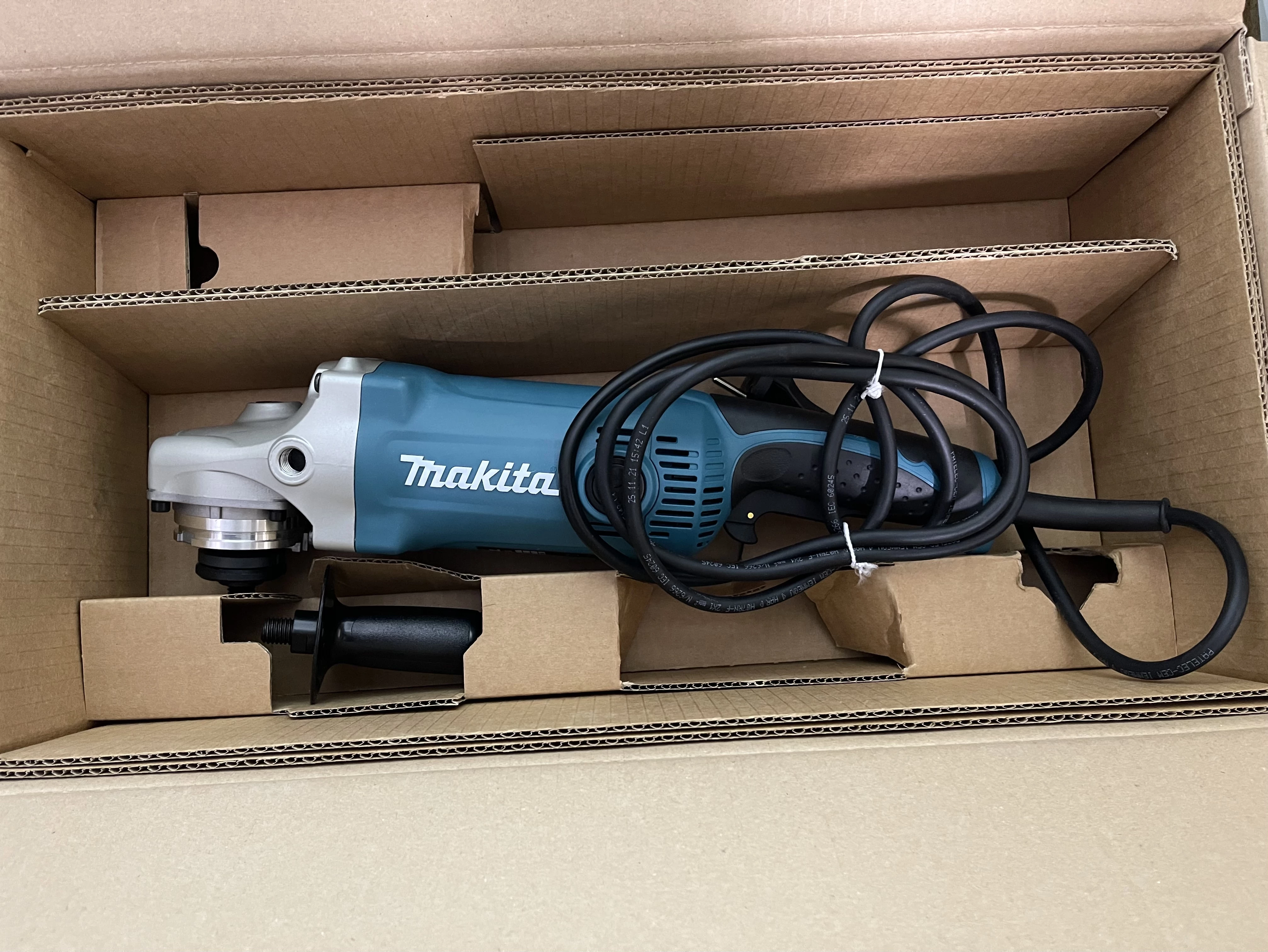 szlifierka-katowa-makita-ga9050-komplet-marka-makita