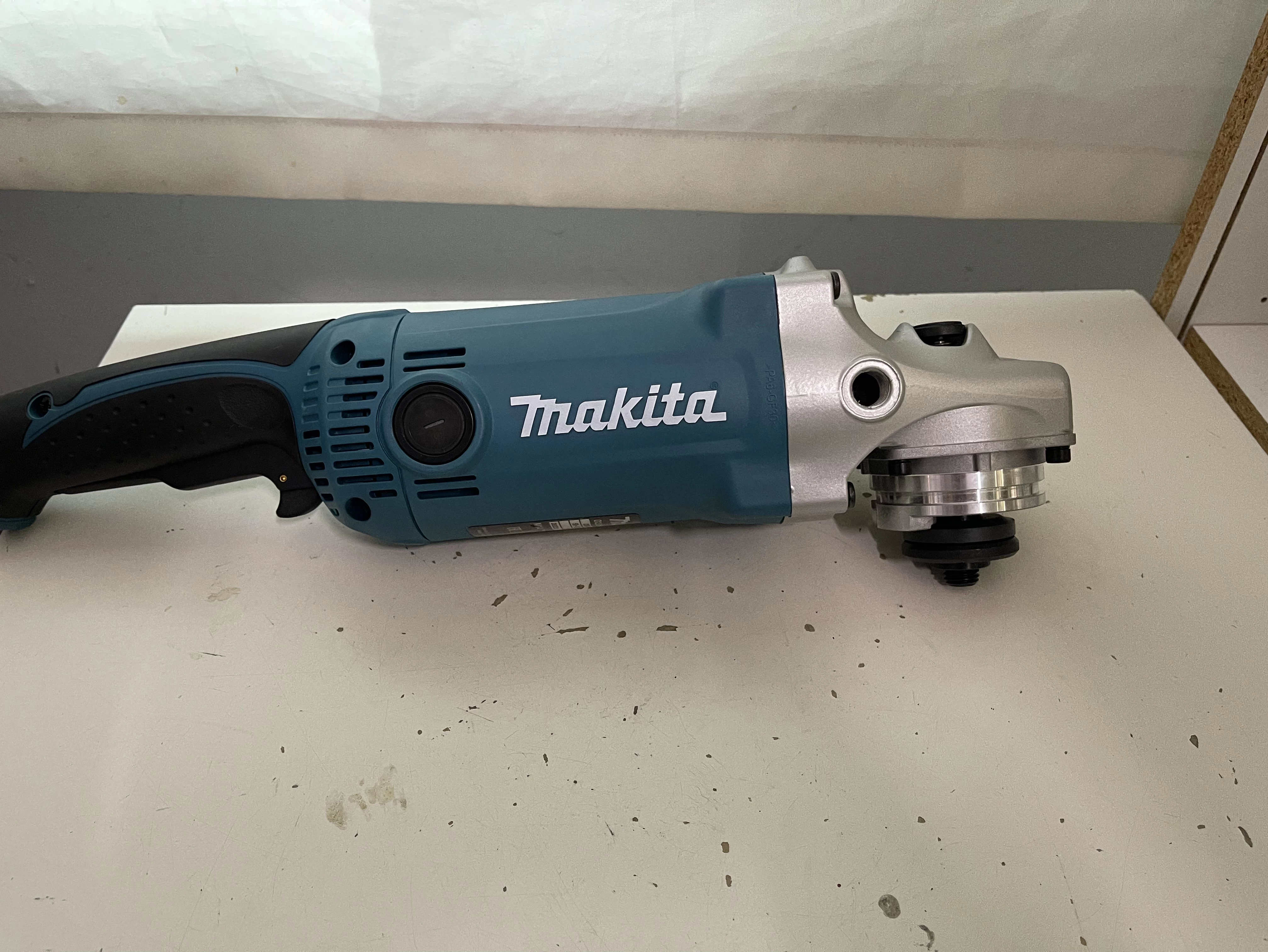 szlifierka-katowa-makita-ga9050-komplet-rodzaj-zasilania-sieciowa