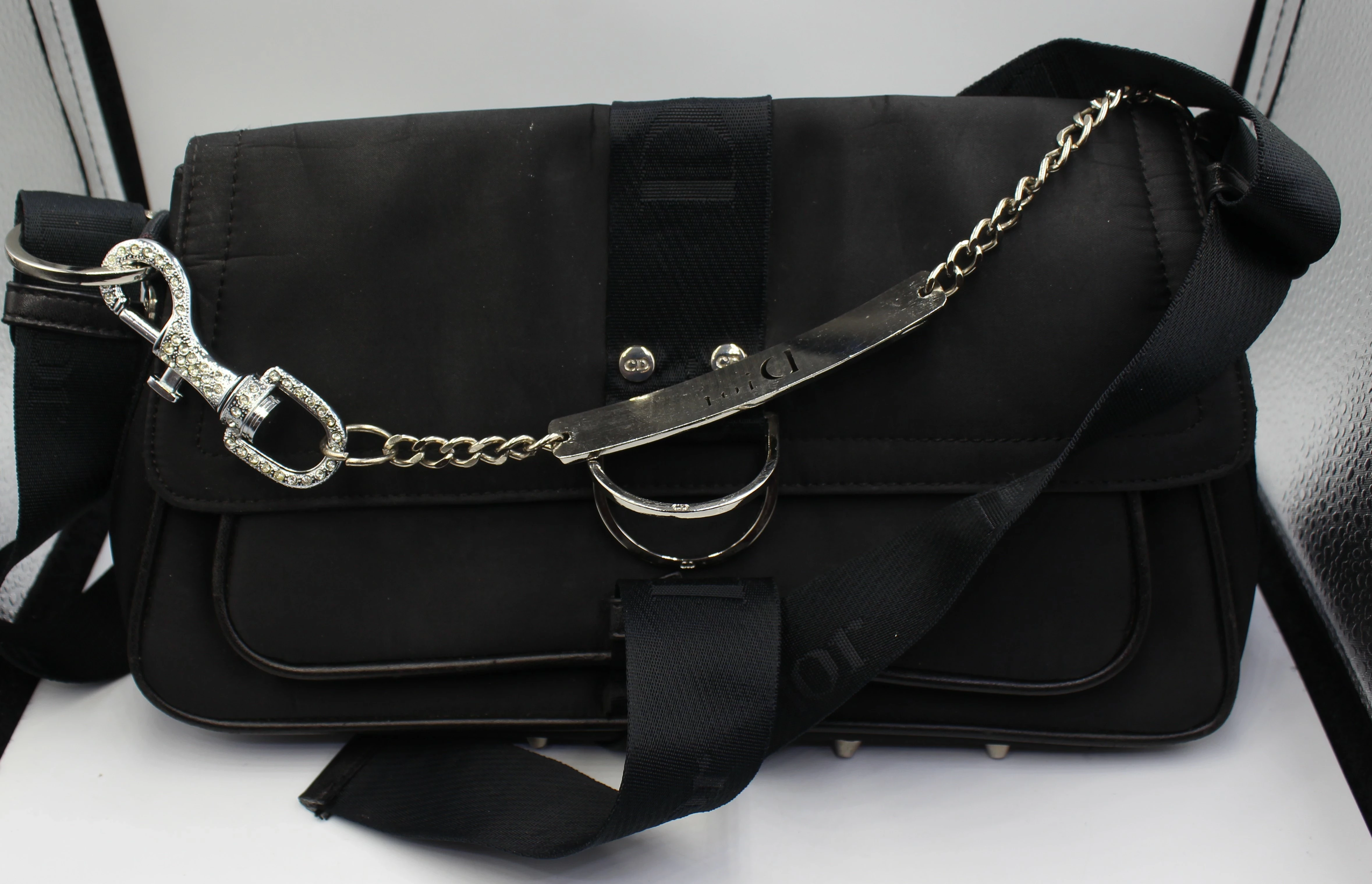 torebka-dior-czarna-wielkosc-mala-nie-mieszczaca-a4