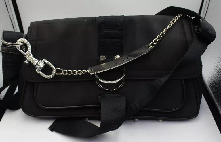 torebka-dior-czarna-wielkosc-mala-nie-mieszczaca-a4